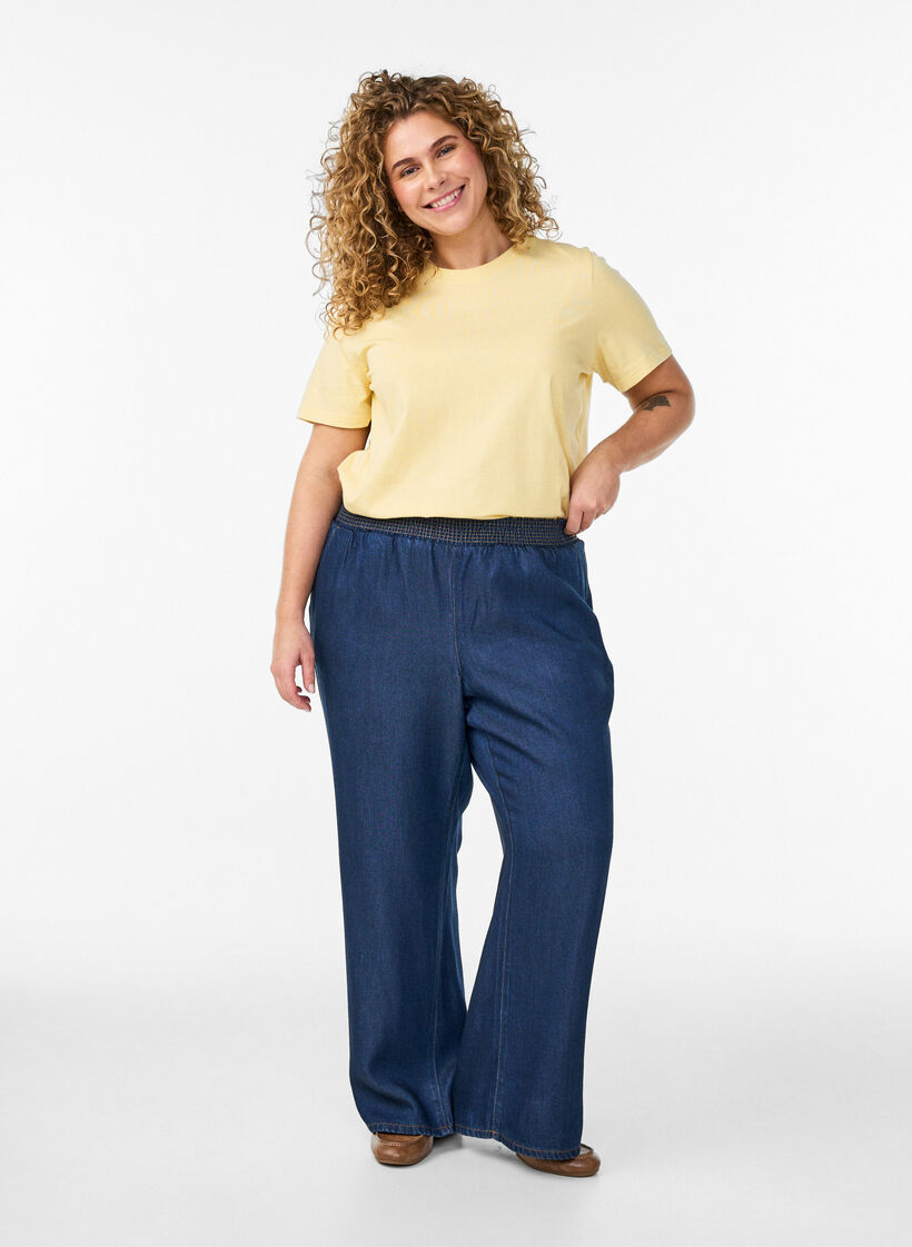 Puuvillainen perus-T-paita, jossa on py&ouml;re&auml; kaula-aukko, Keltainen, Model image number 1