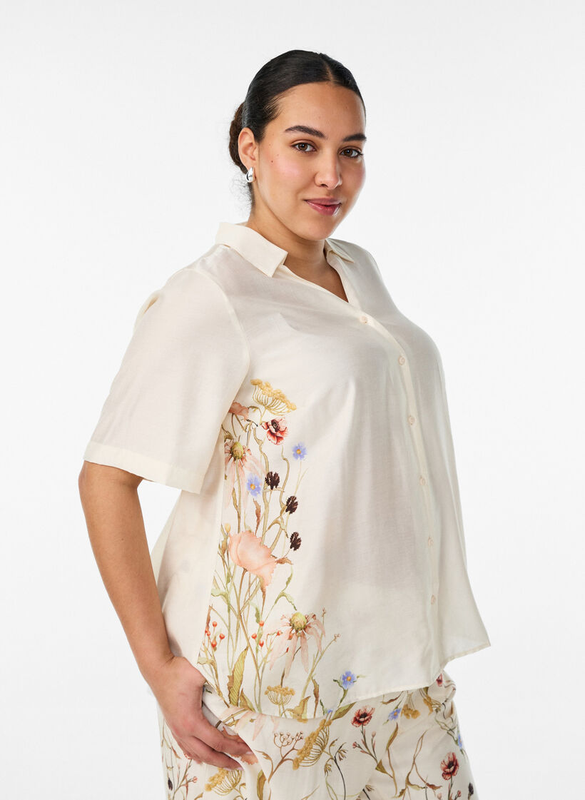 Paitapusero kyyn&auml;rmittaisilla hihoilla ja kukkayksityiskohdilla, Beige, Model