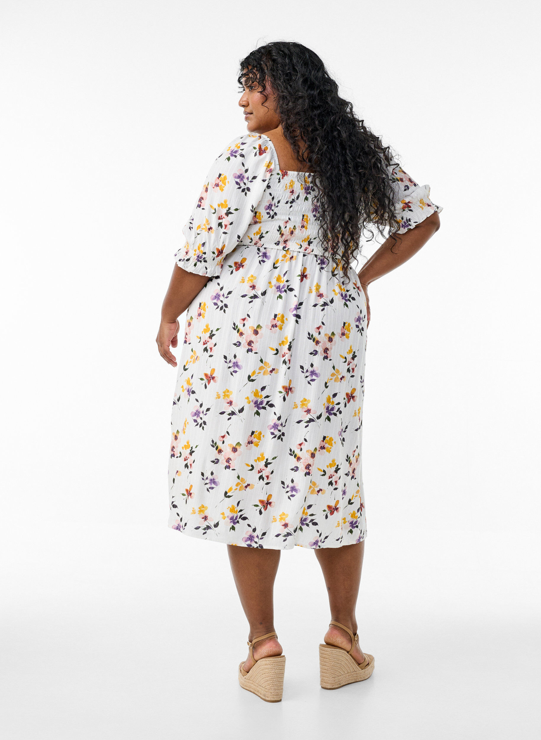 ZizziKukallinen midimekko viskoosista smokkirypytyksell&auml;, Valkoinen, Model image number 1
