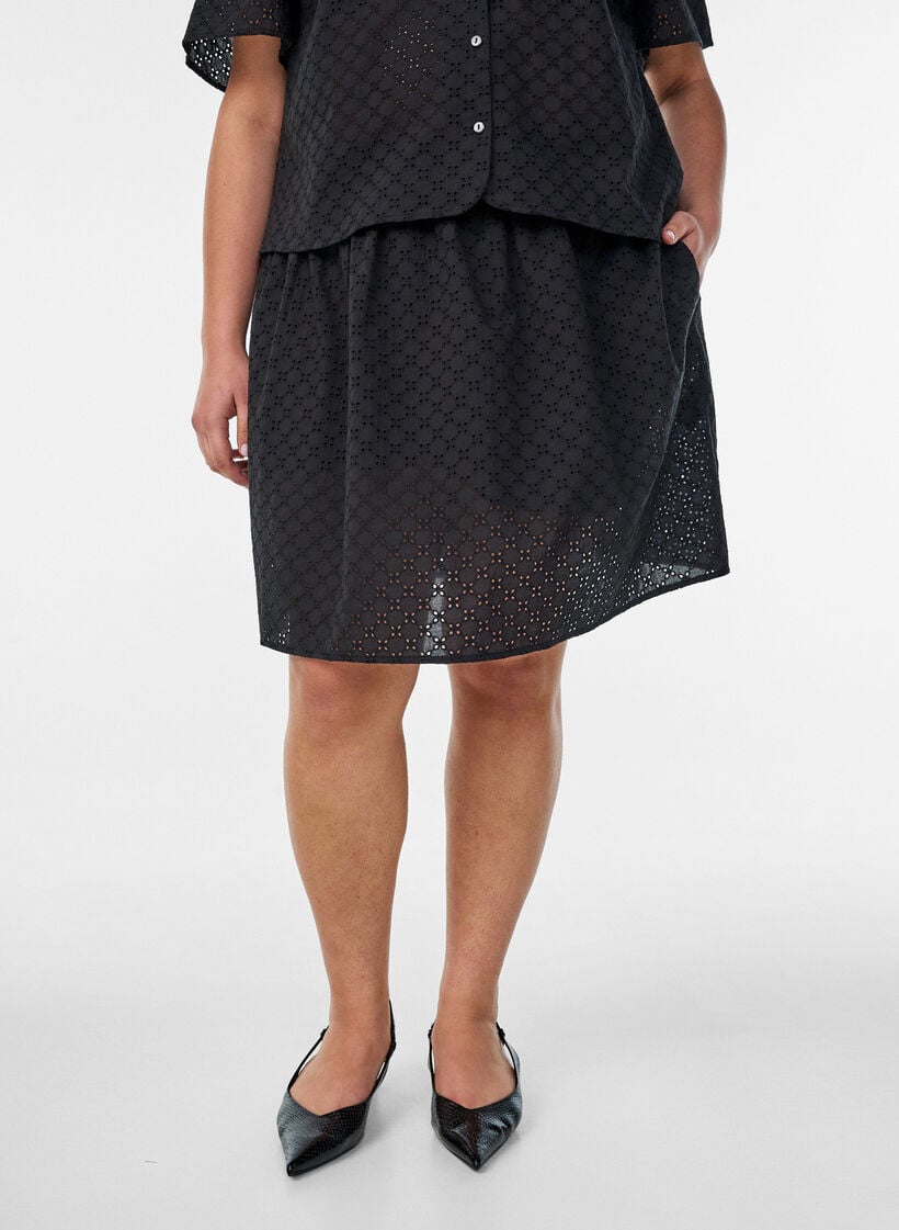 Lyhyt hame broderie anglaise -koristelulla ja joustavalla vy&ouml;t&auml;r&ouml;ll&auml;, Musta, Model image number 2