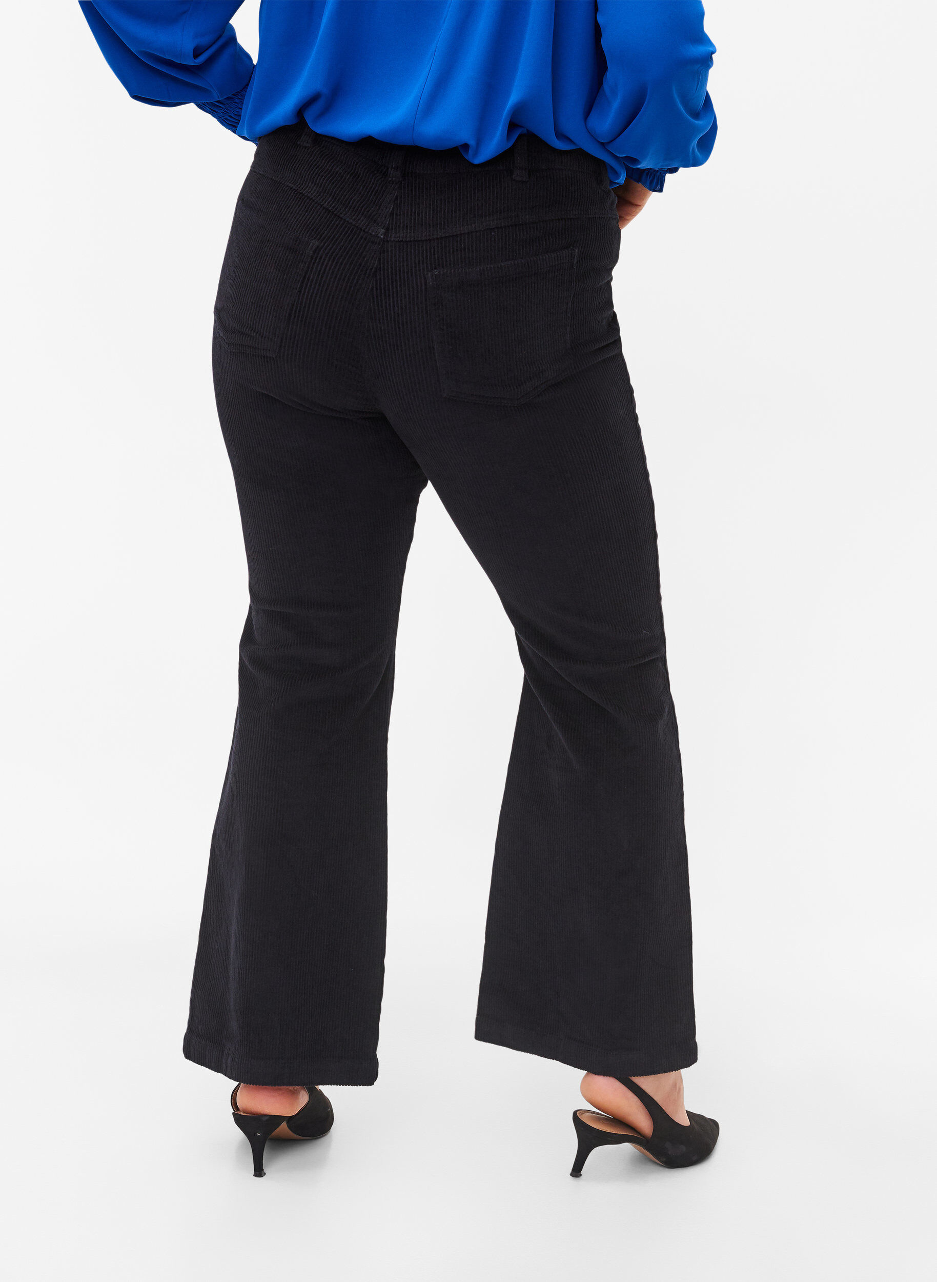 Zizzi Bootcut samettihousut, Black, Model image number 1