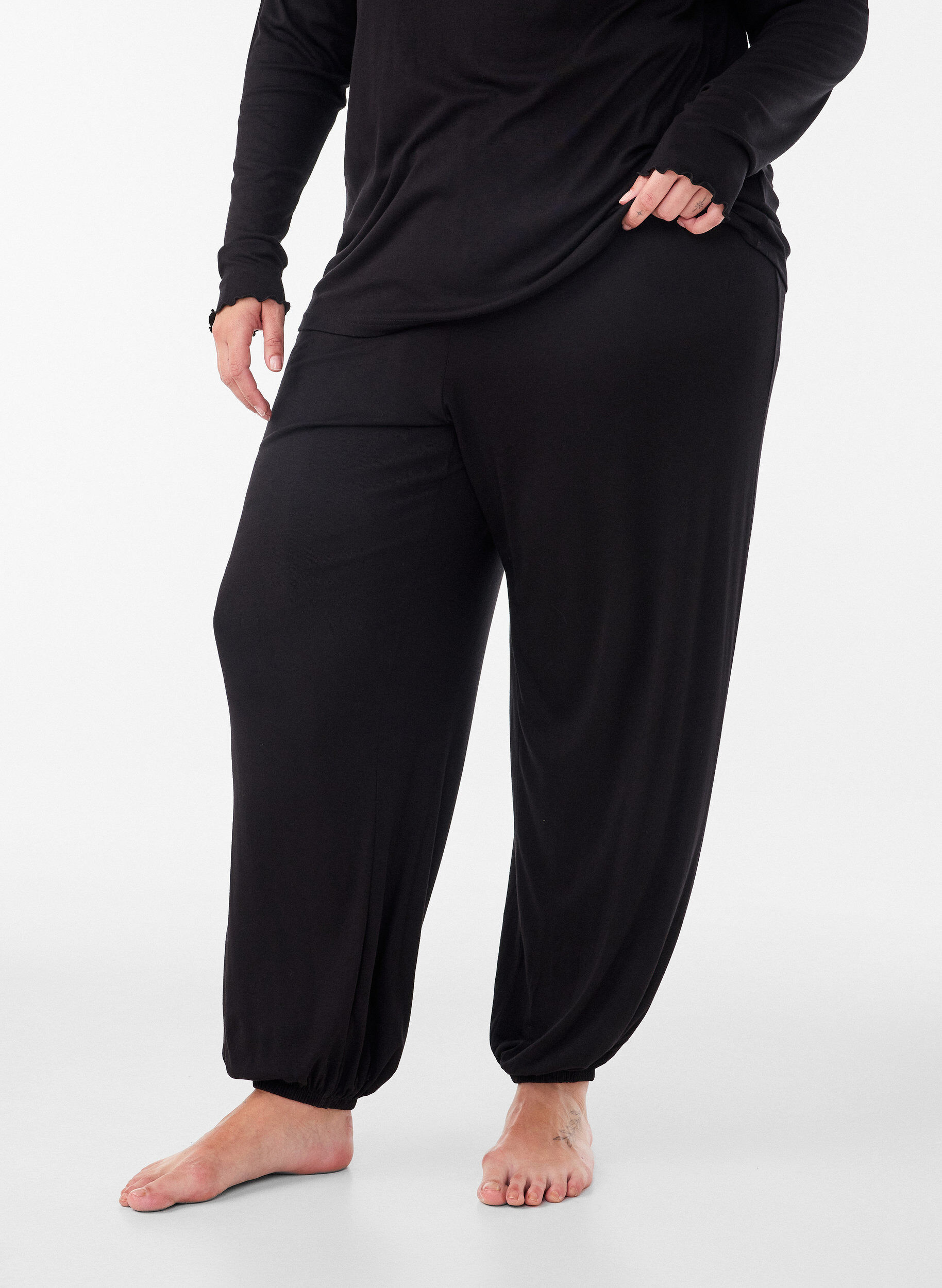 ZizziRennot pyjamahousut viskoosista, joustavalla vy&ouml;t&auml;r&ouml;ll&auml;, Musta, Model image number 2
