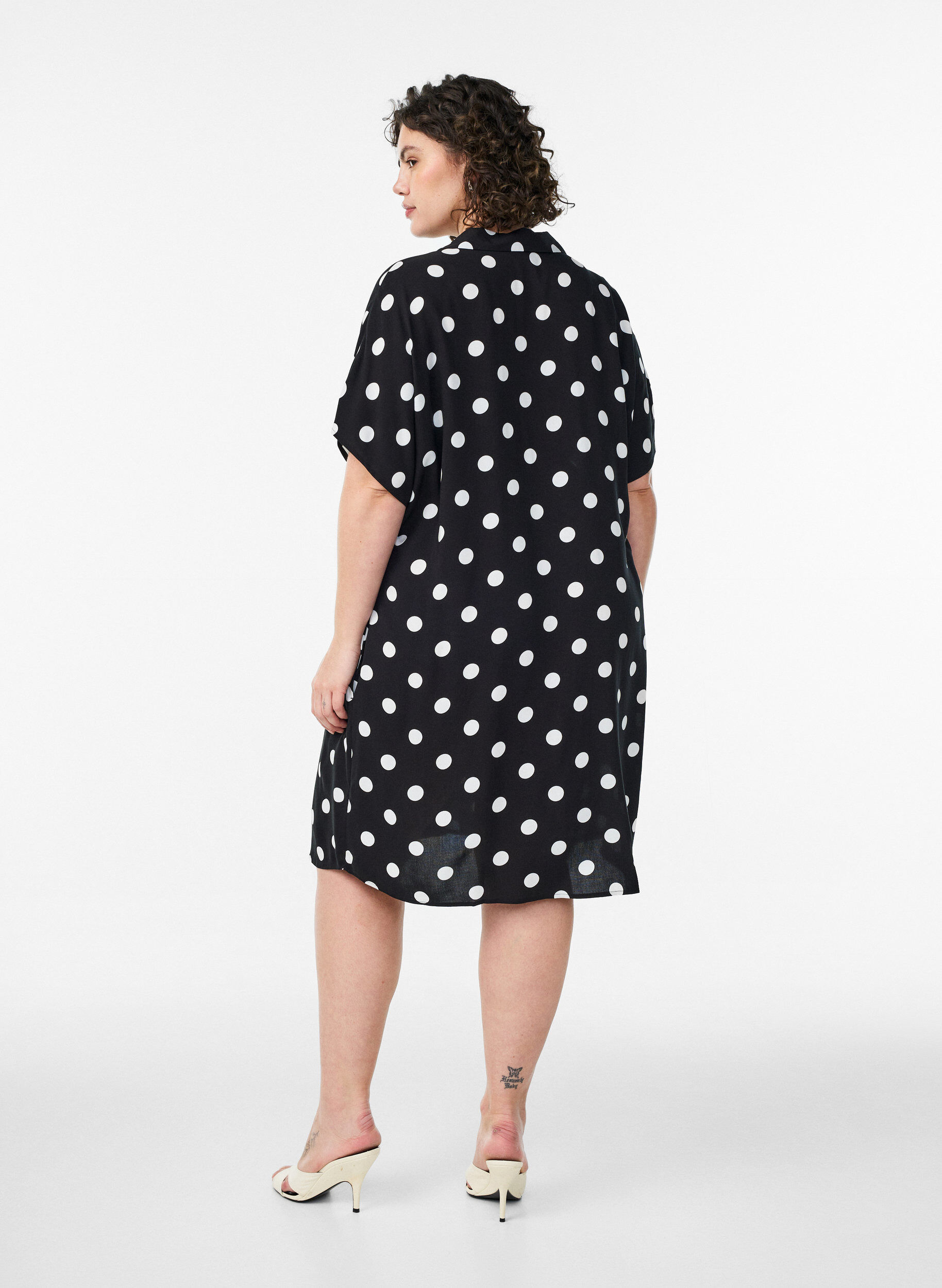 Zizzi V&auml;lj&auml; pitk&auml; paita viskoosista, Vanilja, Model image number 2