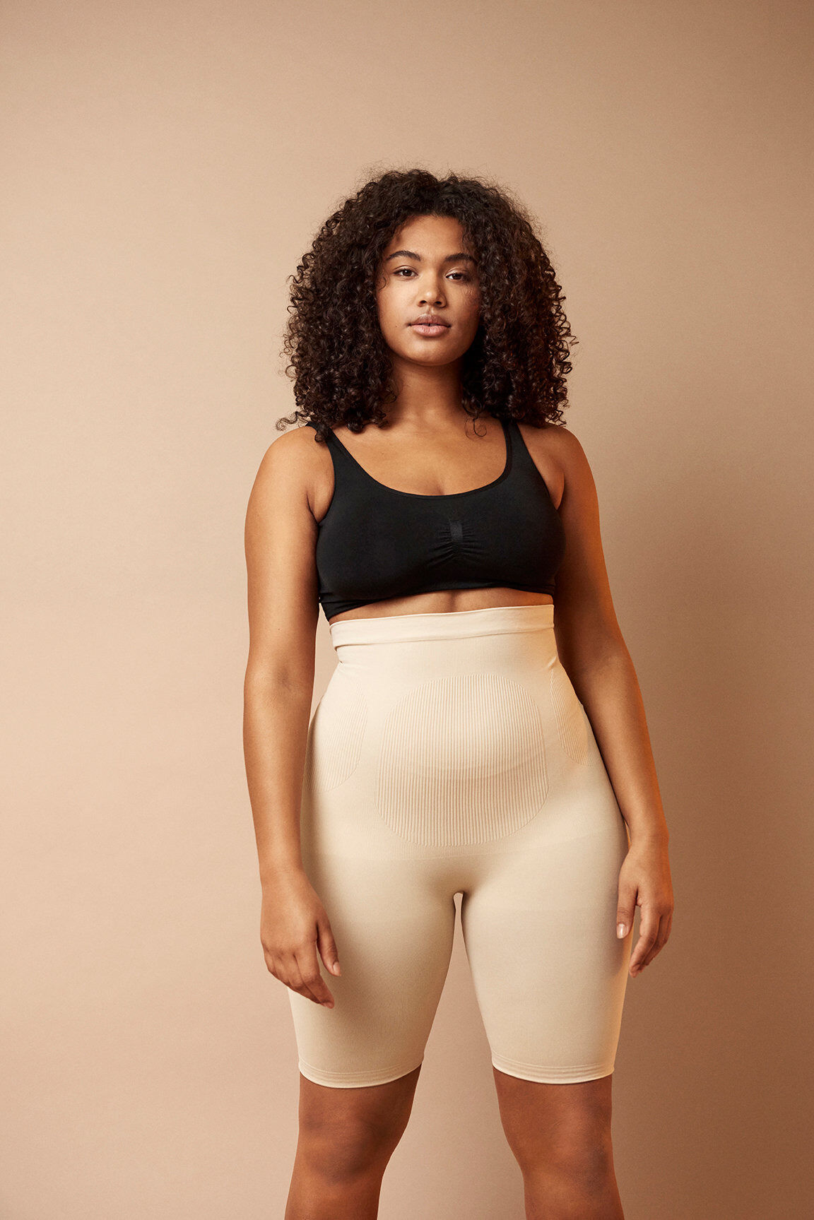 Zizzi Korkeavy&ouml;t&auml;r&ouml;iset shapewear-shortsit, Beige, Image image number 1