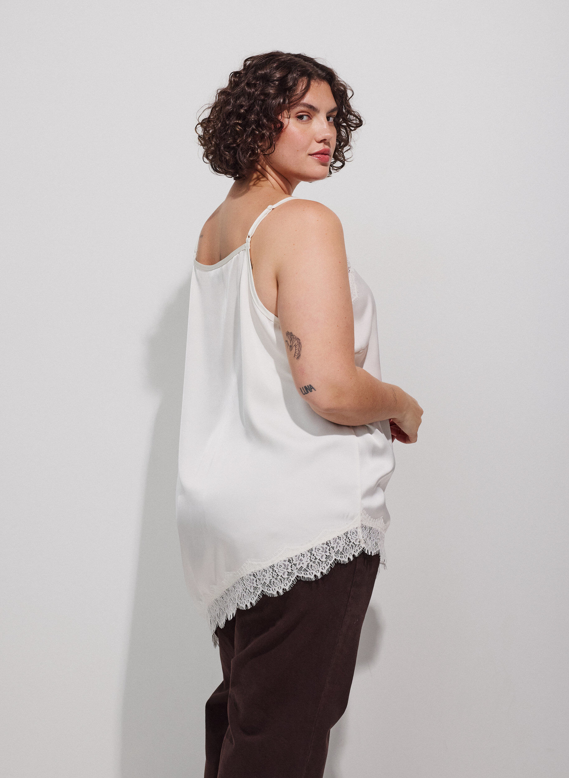 ZizziOlkaimeton toppi pitsill&auml; ja ep&auml;symmetrisell&auml; helmalla, Vanilja, Model image number 2