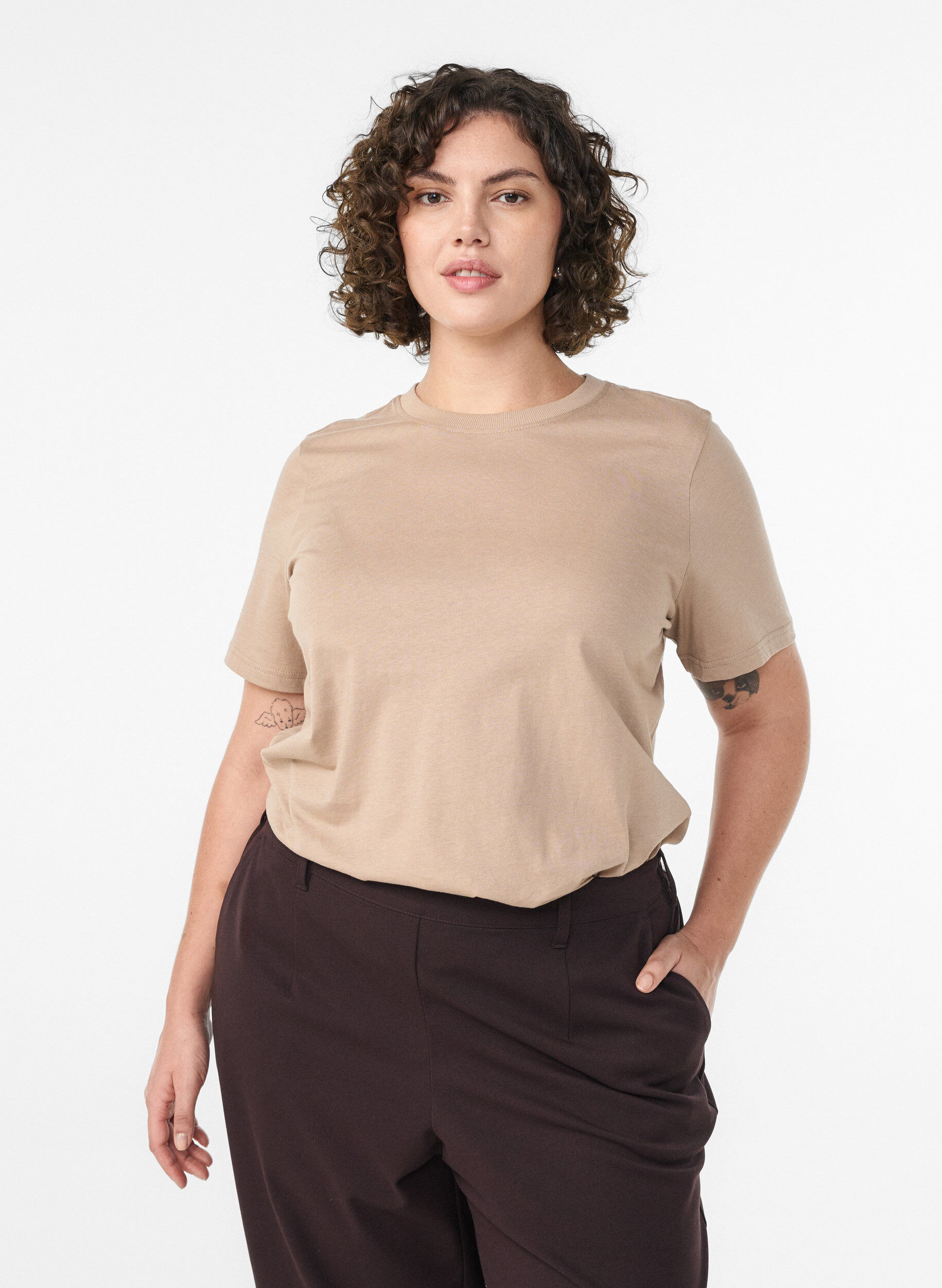 Puuvillainen perus-T-paita, jossa on py&ouml;re&auml; kaula-aukko, Beige, Model