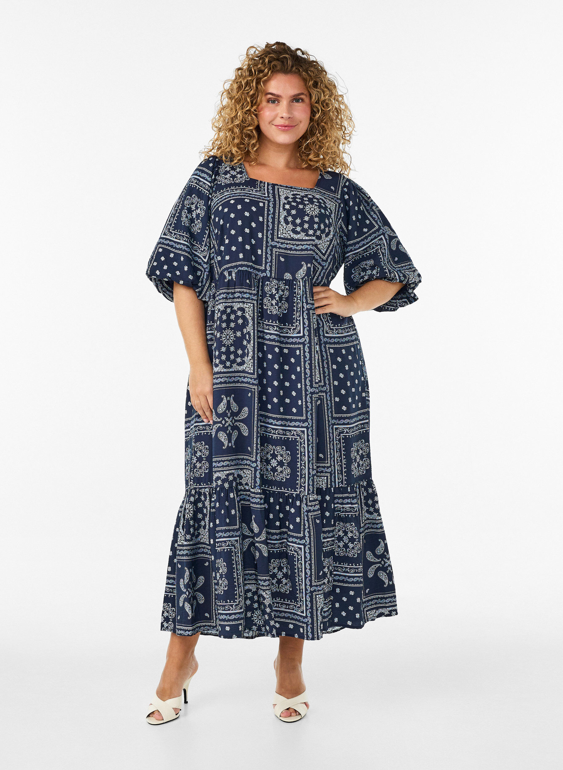 Nilkkapituinen mekko viskoosista paisley-kuviolla ja lyhyill&auml; hihoilla, Sininen, Model