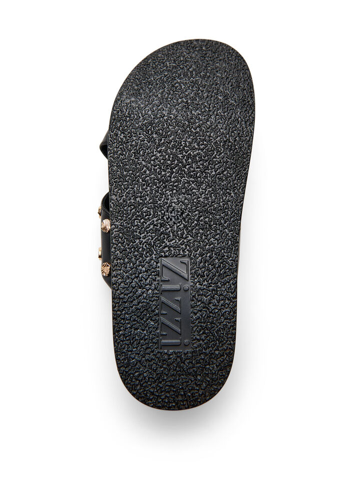 Sandaalit ristikk&auml;isill&auml; remmeill&auml; ja koristeellisilla niiteill&auml;, Musta, Packshot image number 4