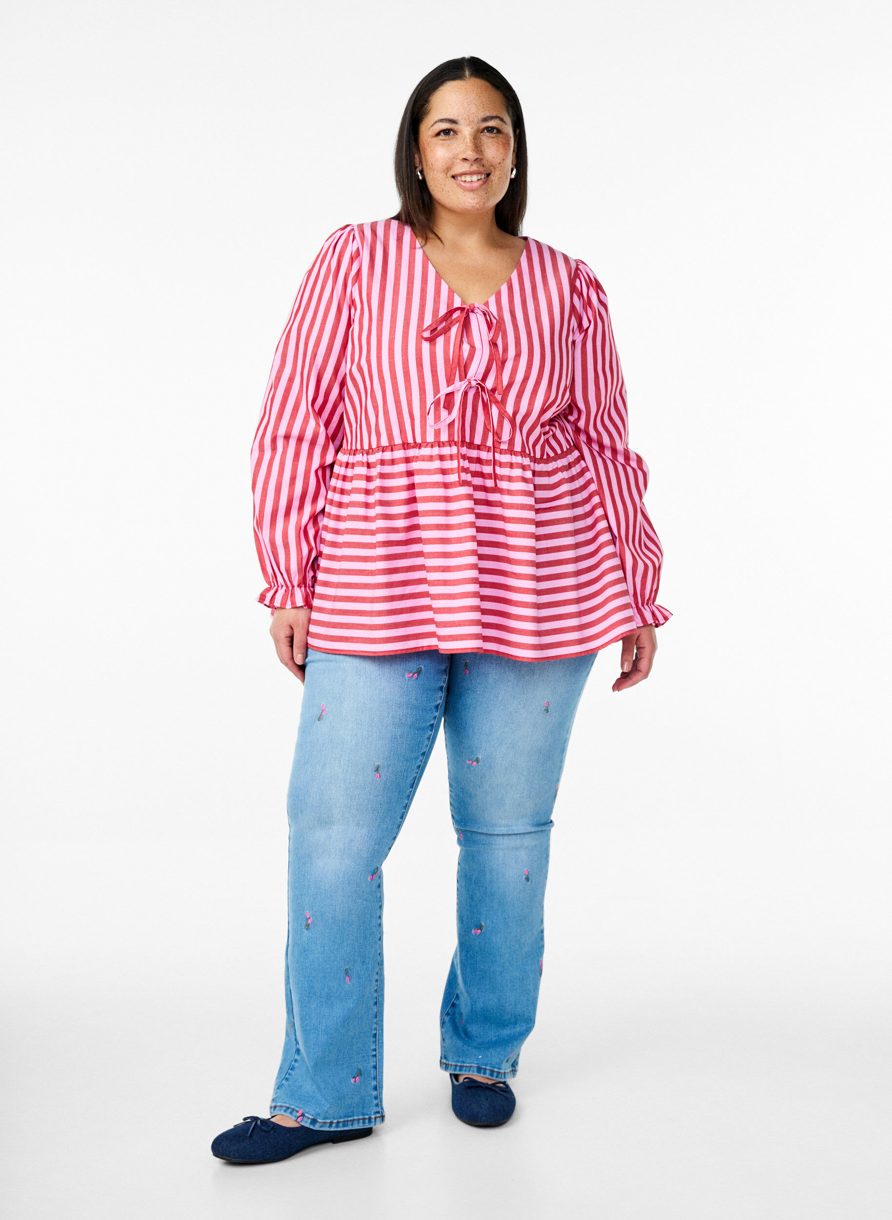 Bootcut-farkut kukkabrodeerauksilla, Sininen, Model