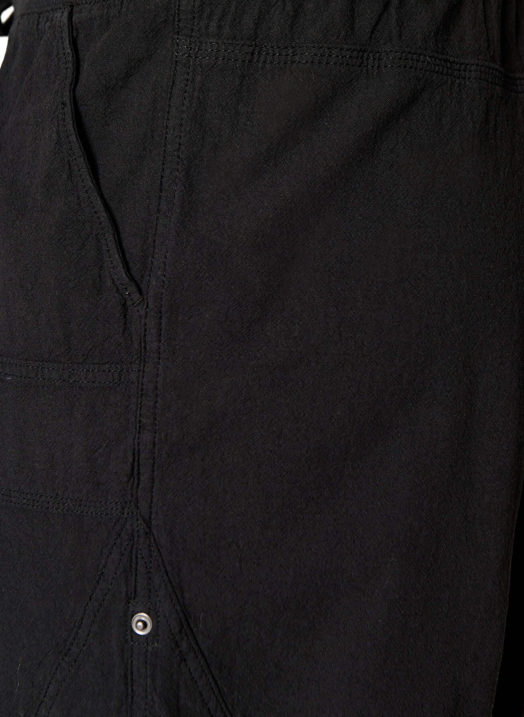 Zizzi V&auml;lj&auml;t puuvillashortsit taskuilla, Musta, Packshot image number 3