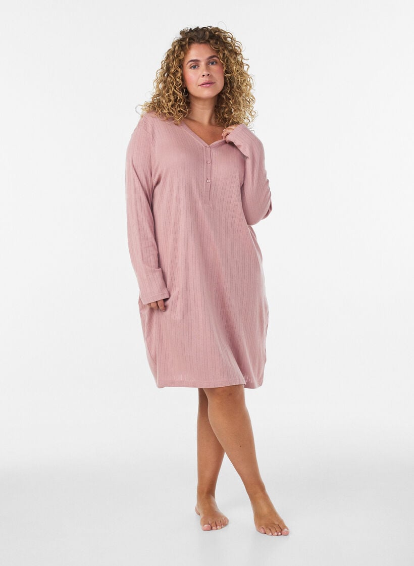 Luomupuuvillainen y&ouml;paita reik&auml;kirjailulla, Vaaleanpunainen, Model image number 1