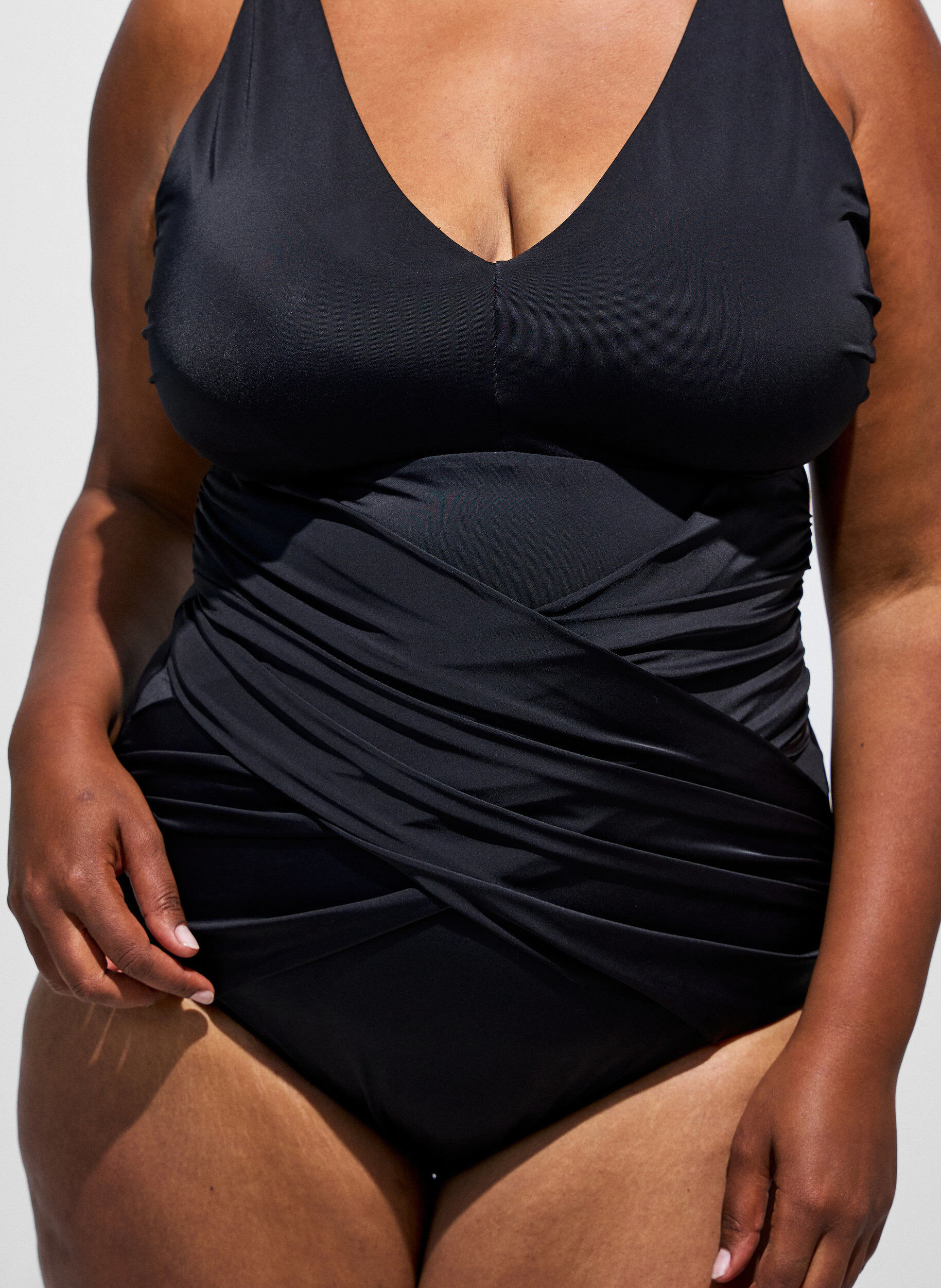 ZizziUima-asu drapeeratulla ristiyksityiskohdalla, Musta, Model image number 2