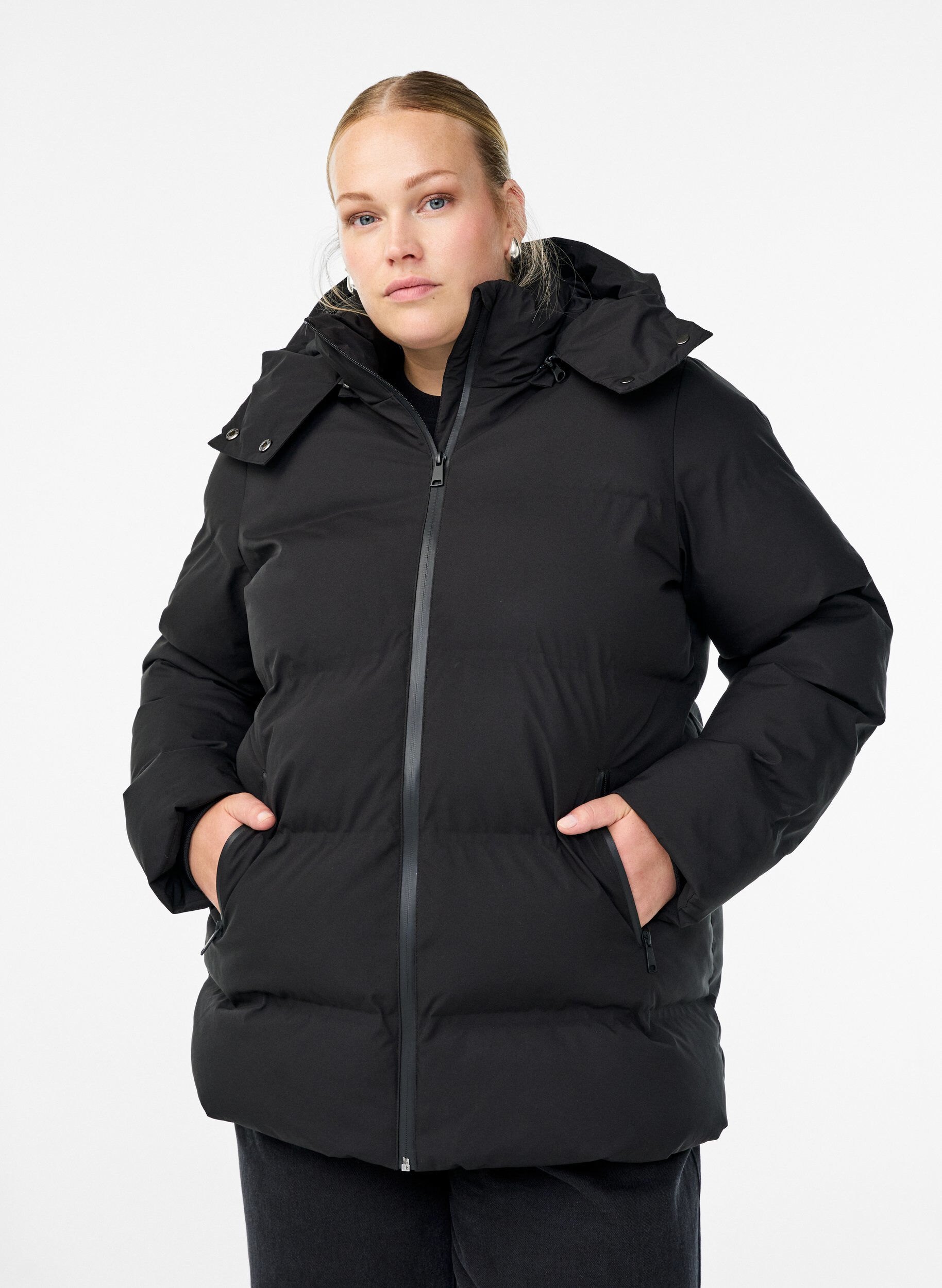 Lyhyt toppatakki irrotettavalla hupulla, Musta, Model