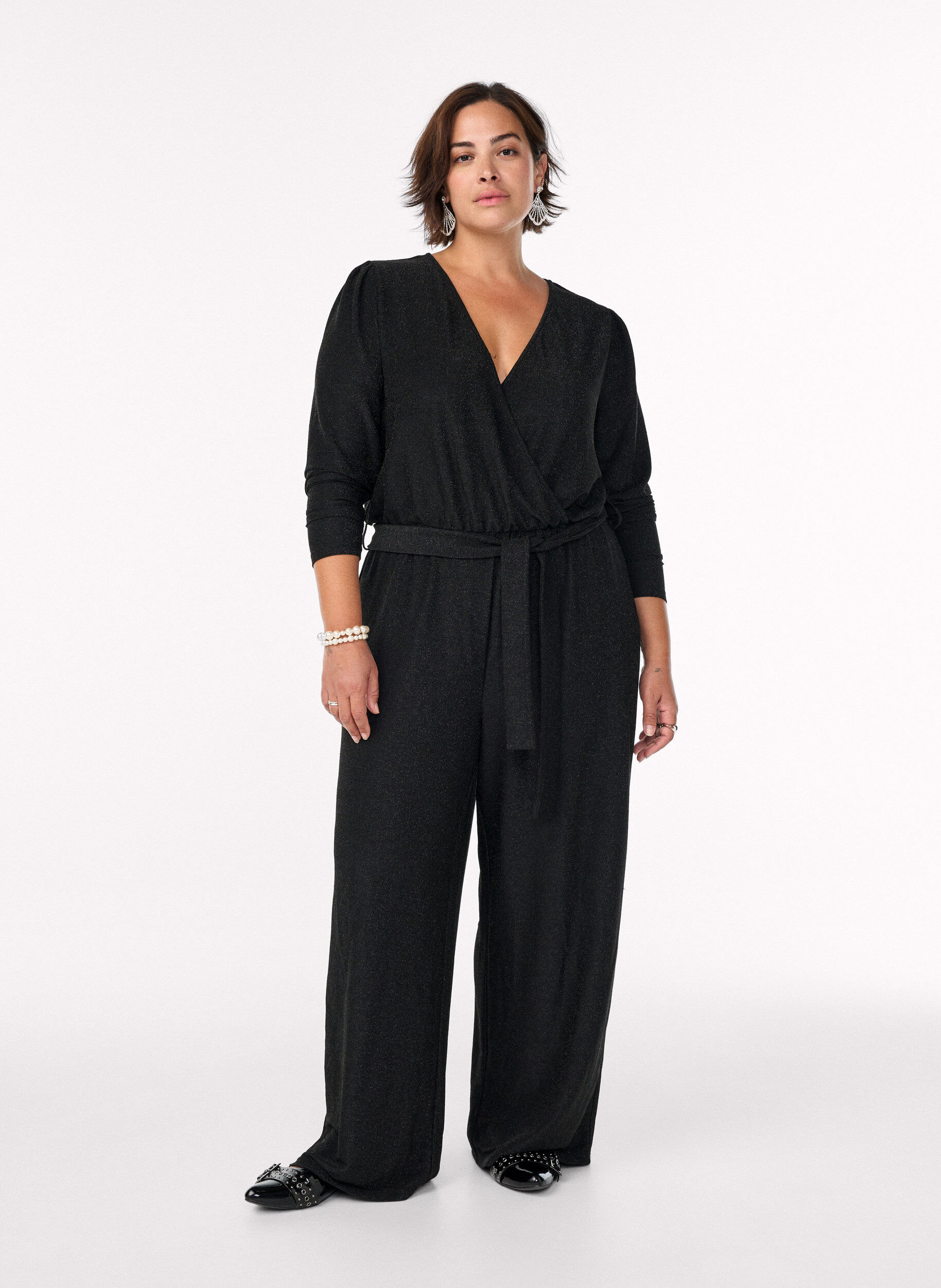 Kimaltava jumpsuit vy&ouml;ll&auml;, Musta, Model