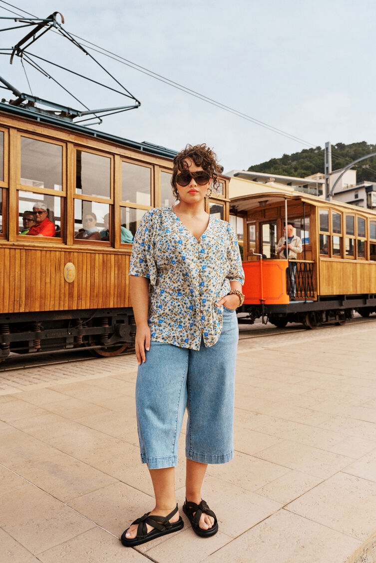 Kukallinen kes&auml;tyyli sinisiss&auml; s&auml;vyiss&auml;, , Model