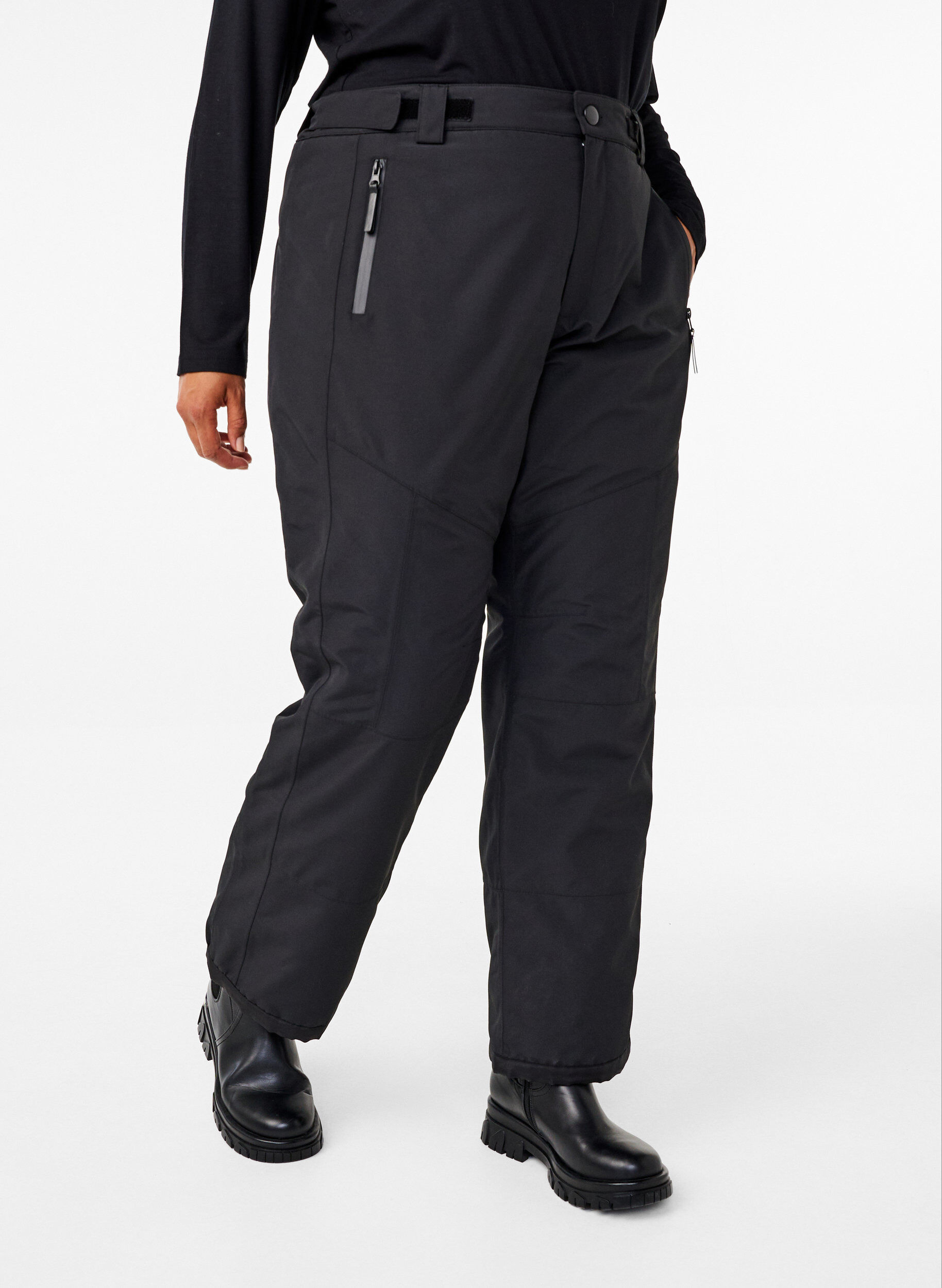 ZizziHiihtohousut, joissa on taskut ja s&auml;&auml;dett&auml;v&auml; vy&ouml;t&auml;r&ouml;, Musta, Model image number 2