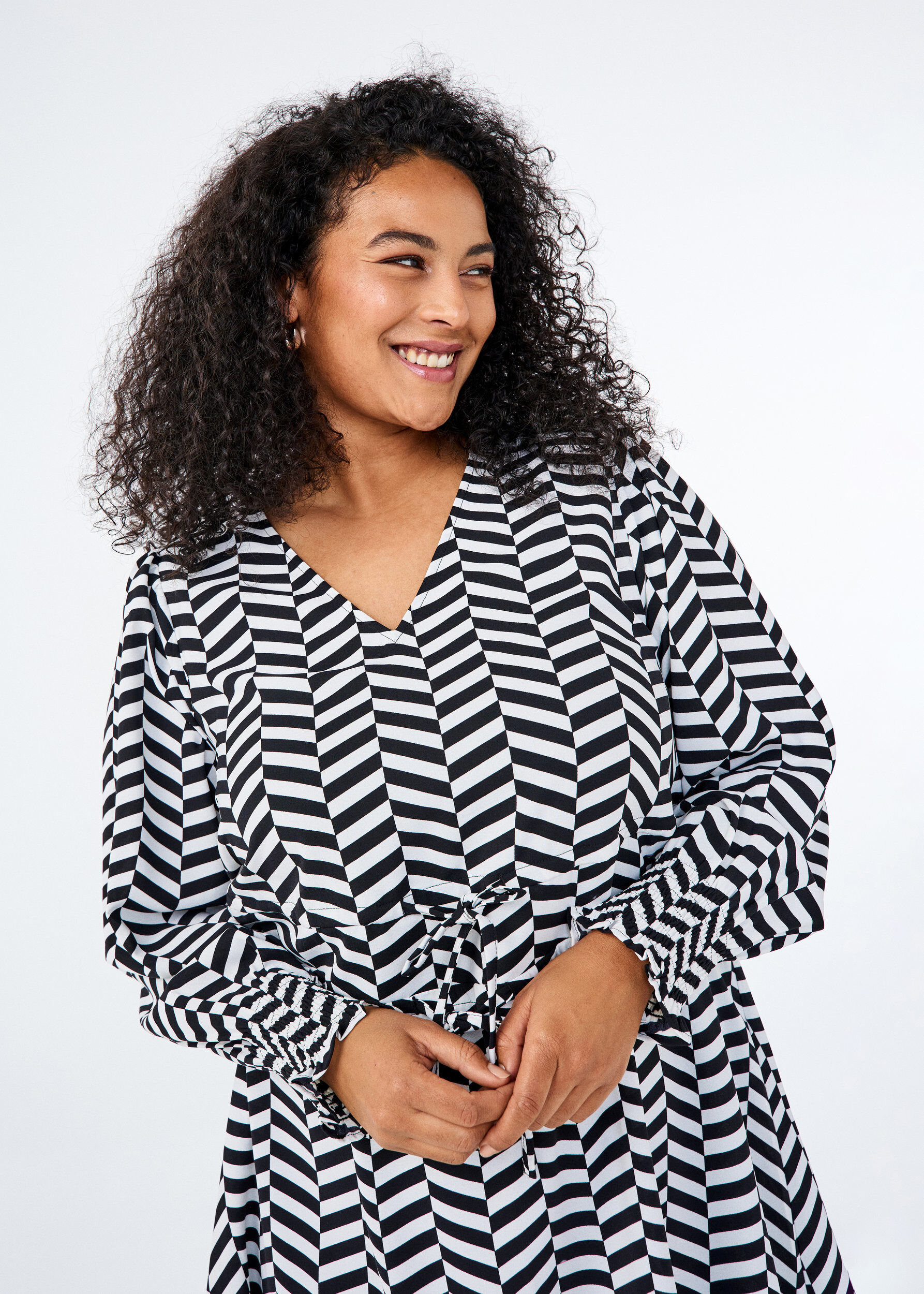 Zizzi Mekko, jossa on solmittavat vy&ouml;t&auml;r&ouml;nauhat, Musta, Image image number 0