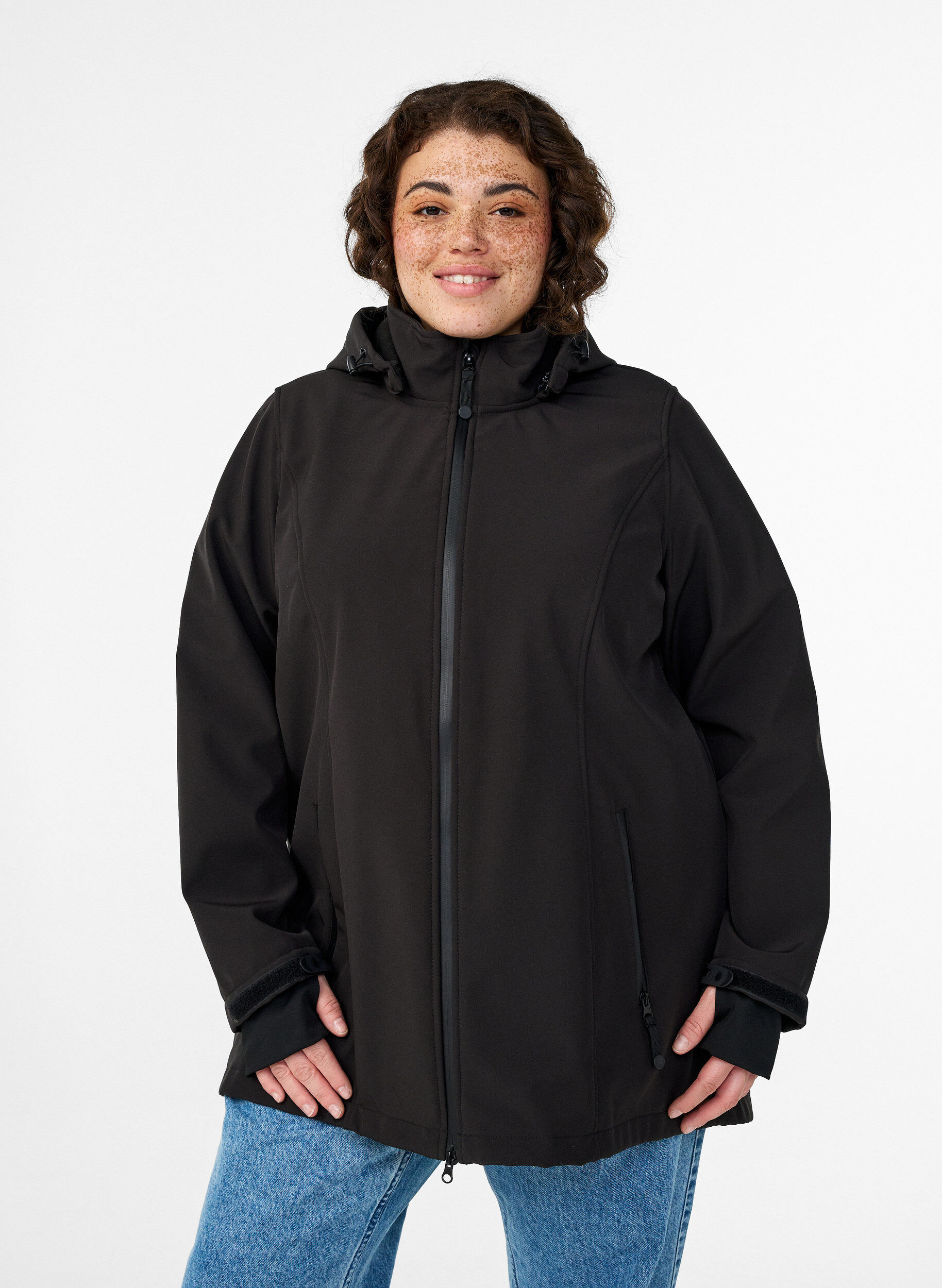 Lyhyt softshell-takki irroitettavalla hupulla, Musta, Model