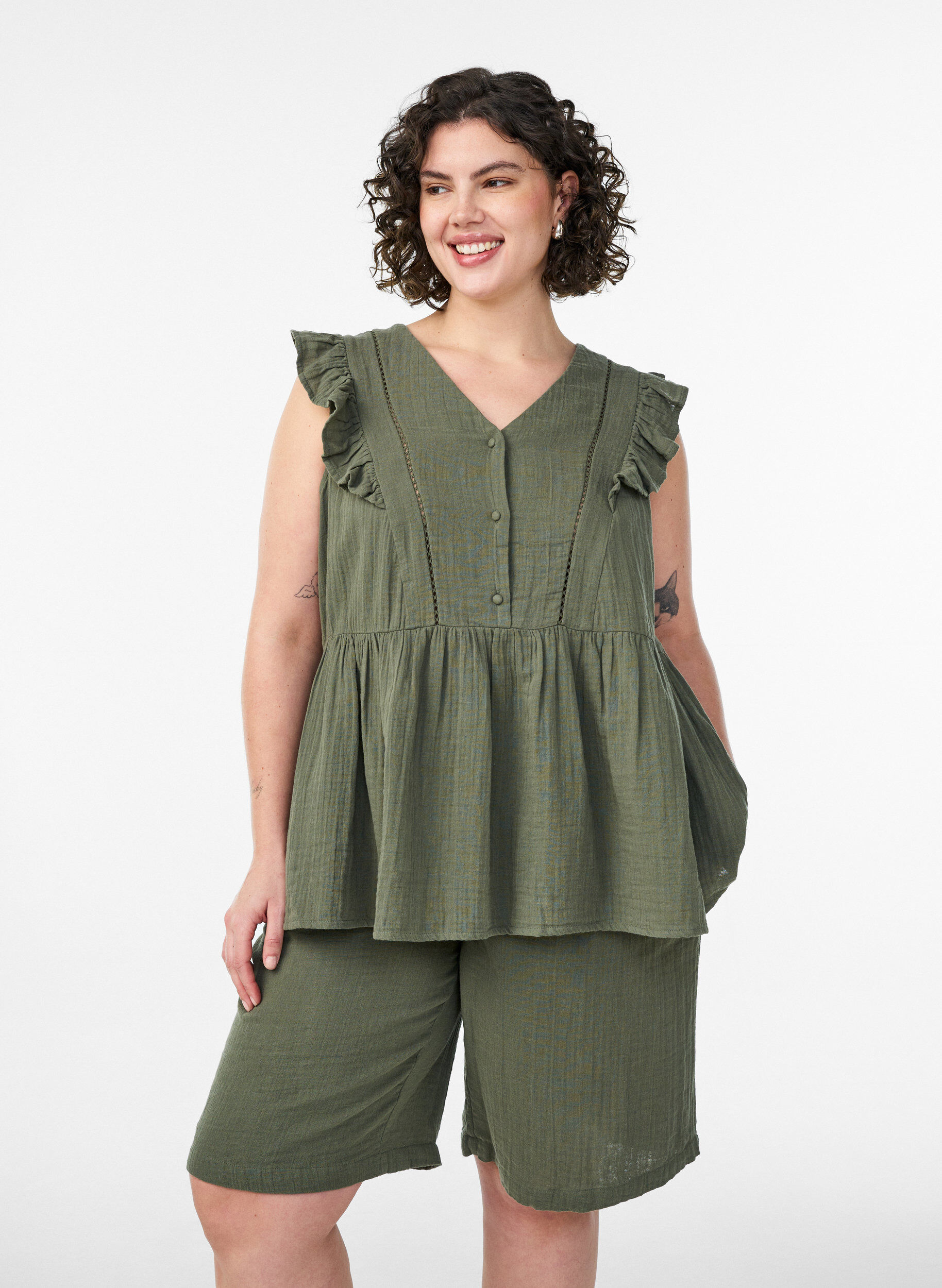 V&auml;lj&auml;sti istuvat puuvillamusliinishortsit korkealla vy&ouml;t&auml;r&ouml;ll&auml;, Vihre&auml;, Model