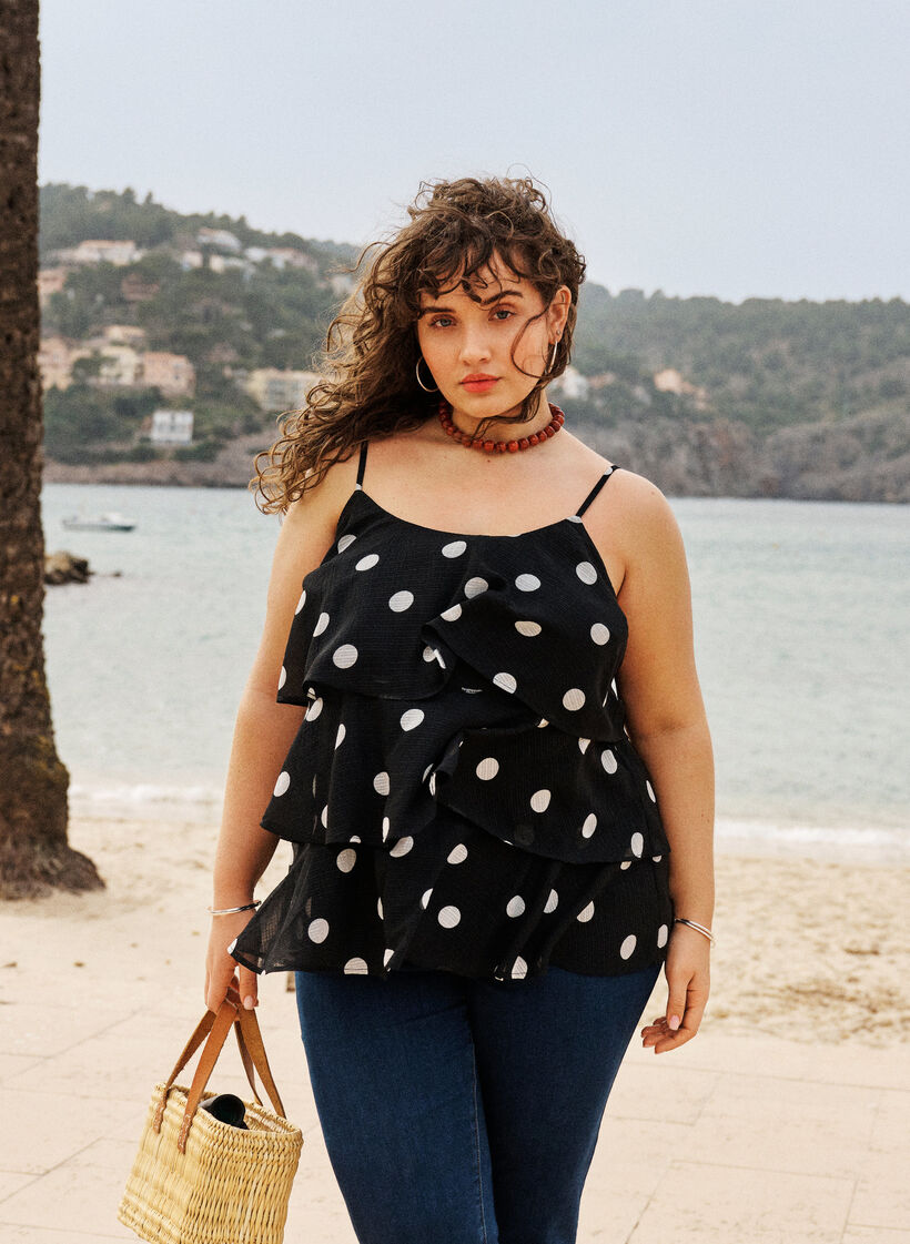 Kerrostettu toppi r&ouml;yhel&ouml;ill&auml; ja spagettiolkaimilla, Musta, Image image number 0