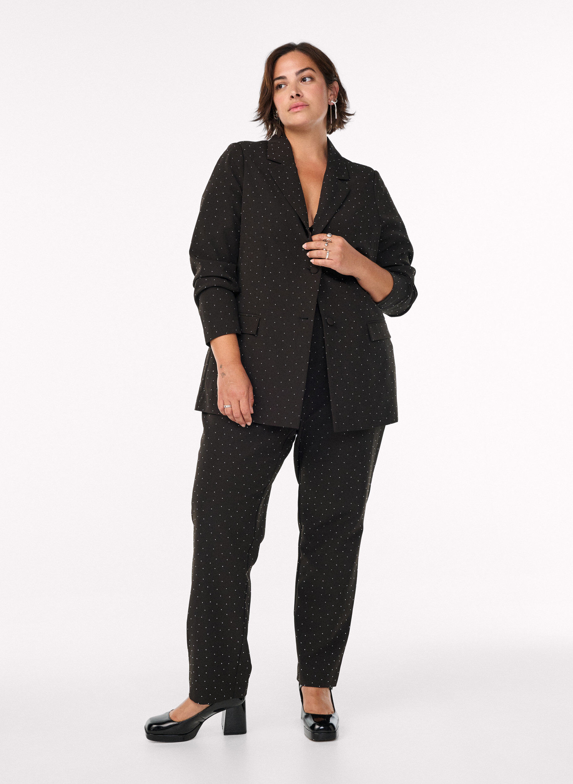 Housut strasseilla ja korkealla vy&ouml;t&auml;r&ouml;ll&auml;, Musta, Model