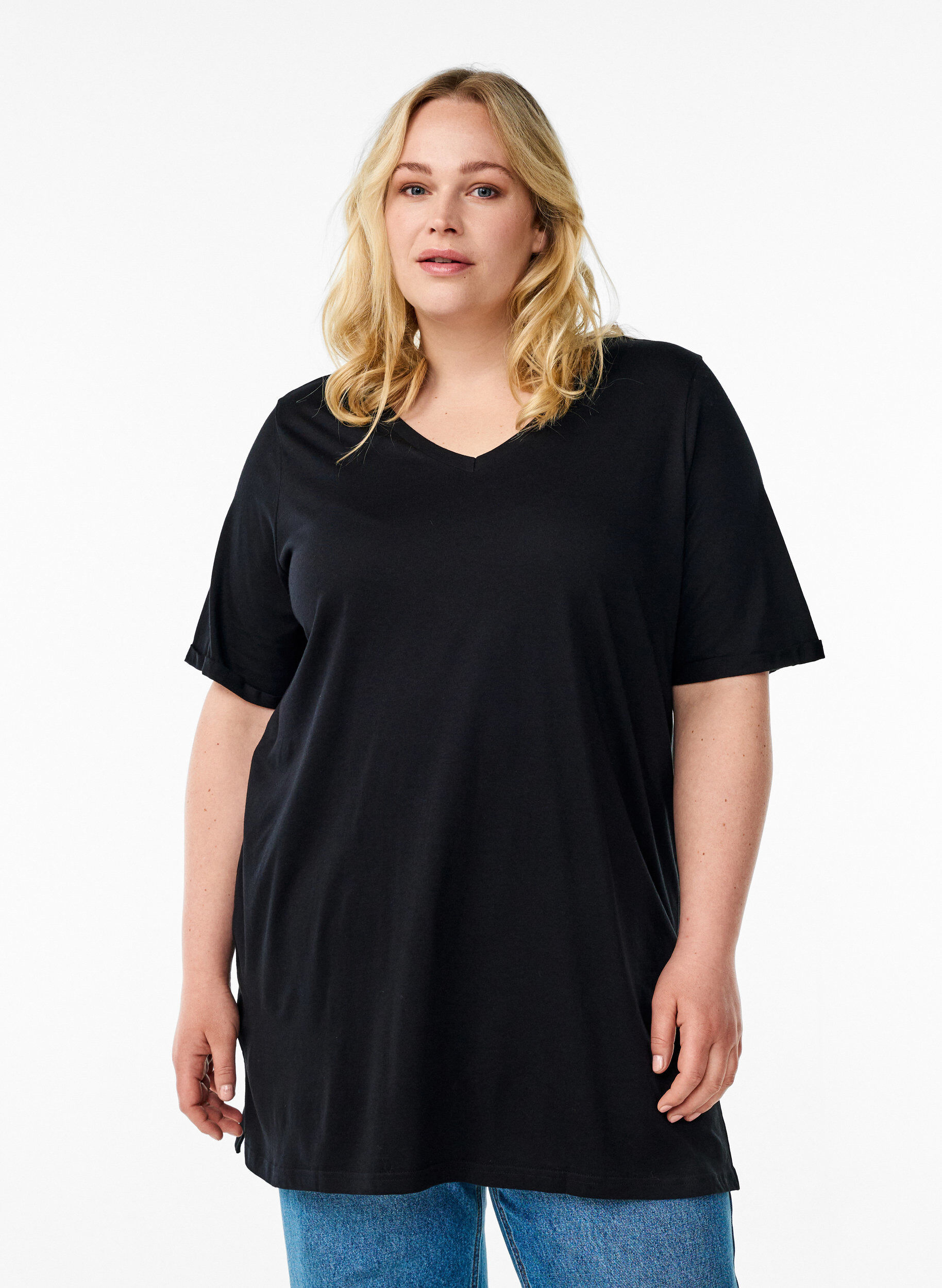 Zizzi Yksiv&auml;rinen oversize t-paita v-p&auml;&auml;ntiell&auml;, Musta, Model image number 0