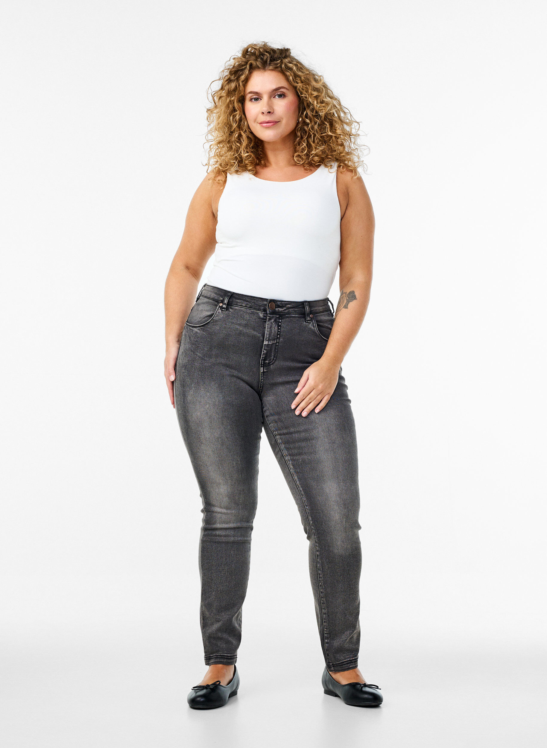 Slim fit Emily-farkut normaalilla vy&ouml;t&auml;r&ouml;ll&auml;, Harmaa, Model