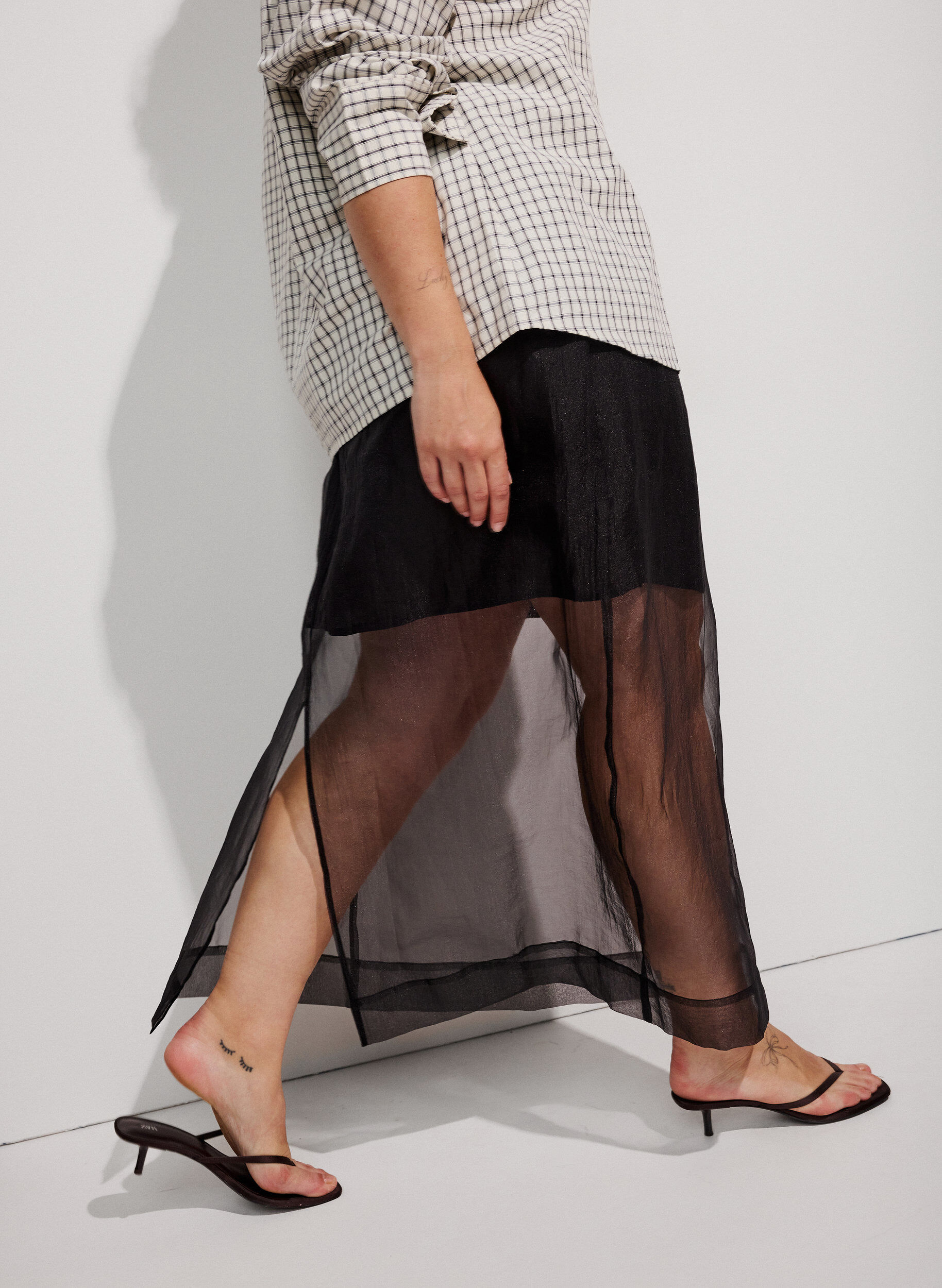 Pitk&auml;t hameet organza-lookilla, Musta, Model