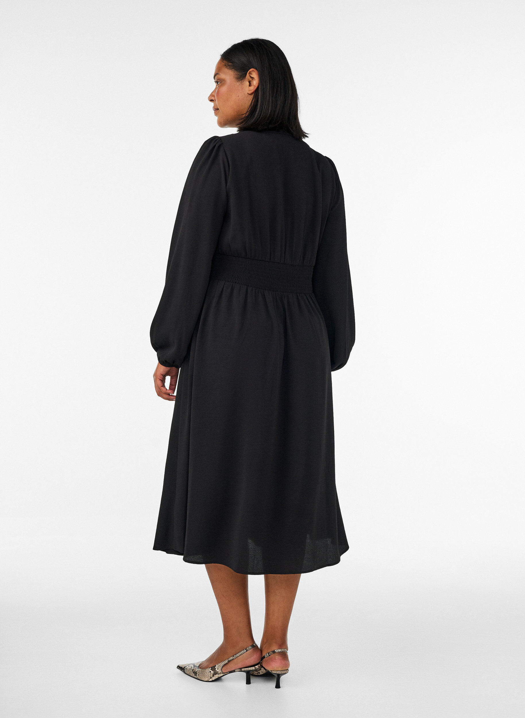 ZizziMidi-mekko smockilla ja koristeellisilla napeilla, Musta, Model image number 1