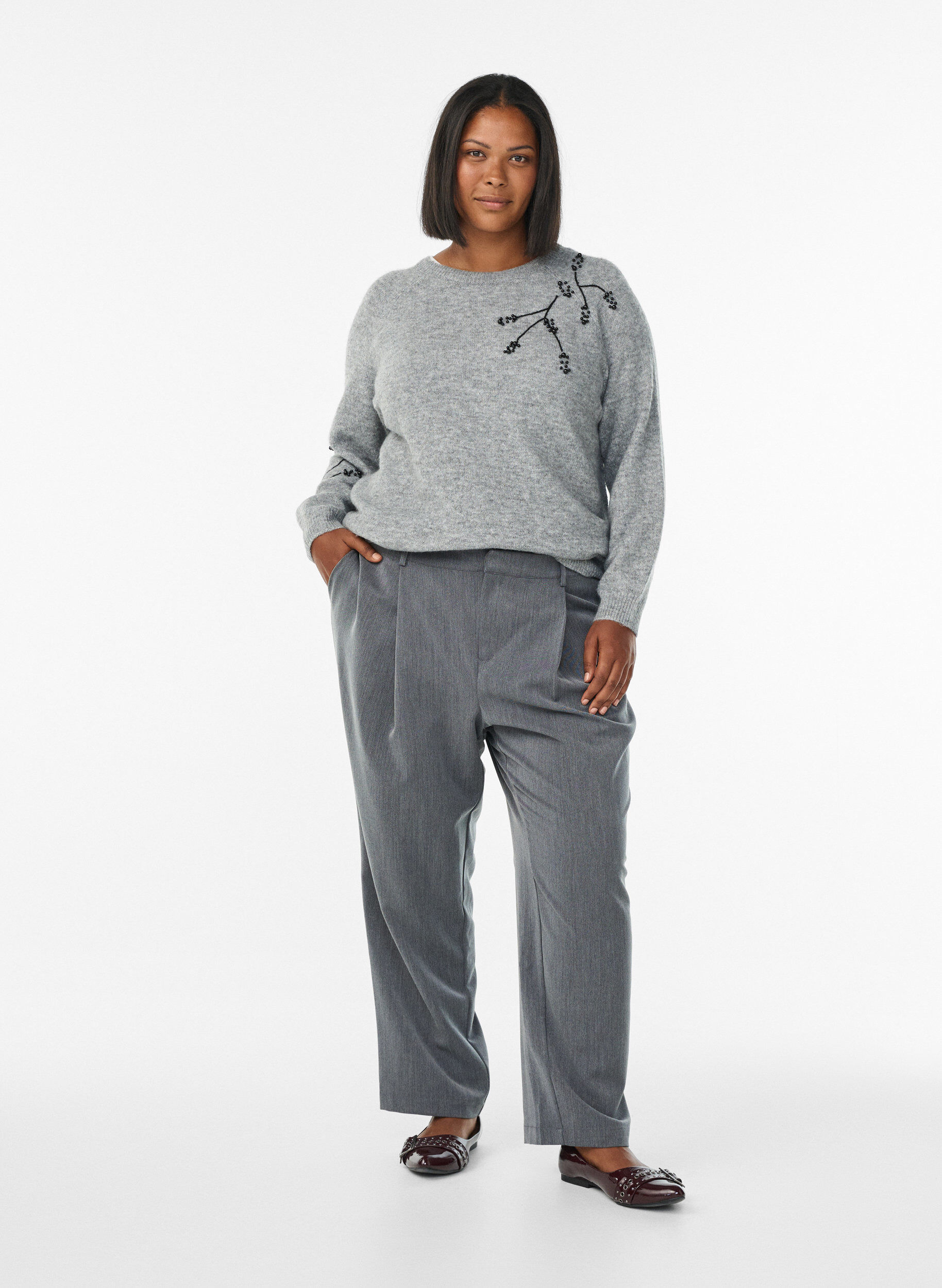 Puvunahousut korkealla vy&ouml;t&auml;r&ouml;ll&auml; ja suorilla lahkeilla, Harmaa, Model