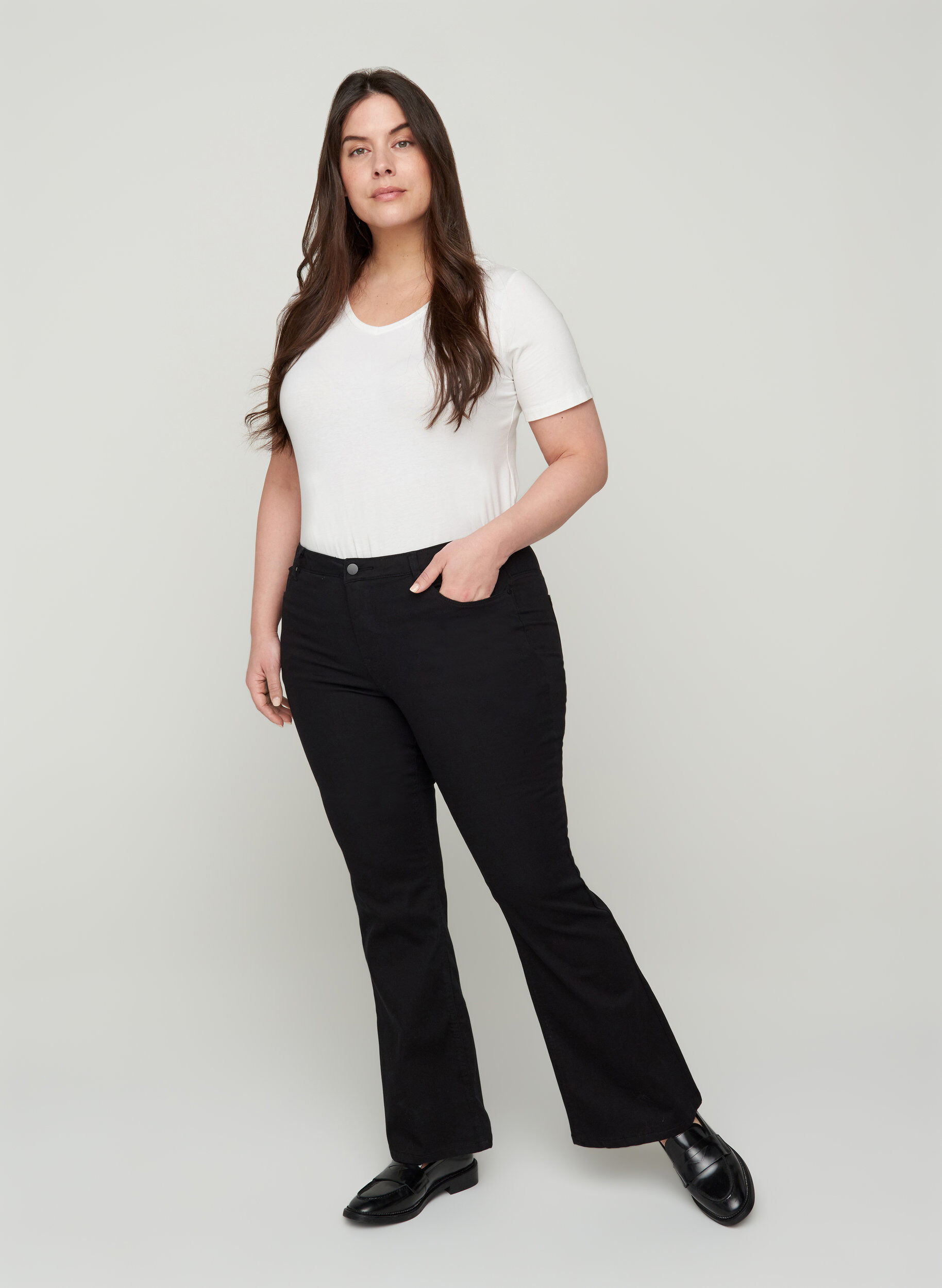 Zizzi Ellen bootcut-farkut korkealla vy&ouml;t&auml;r&ouml;ll&auml;, Black, Model image number 0