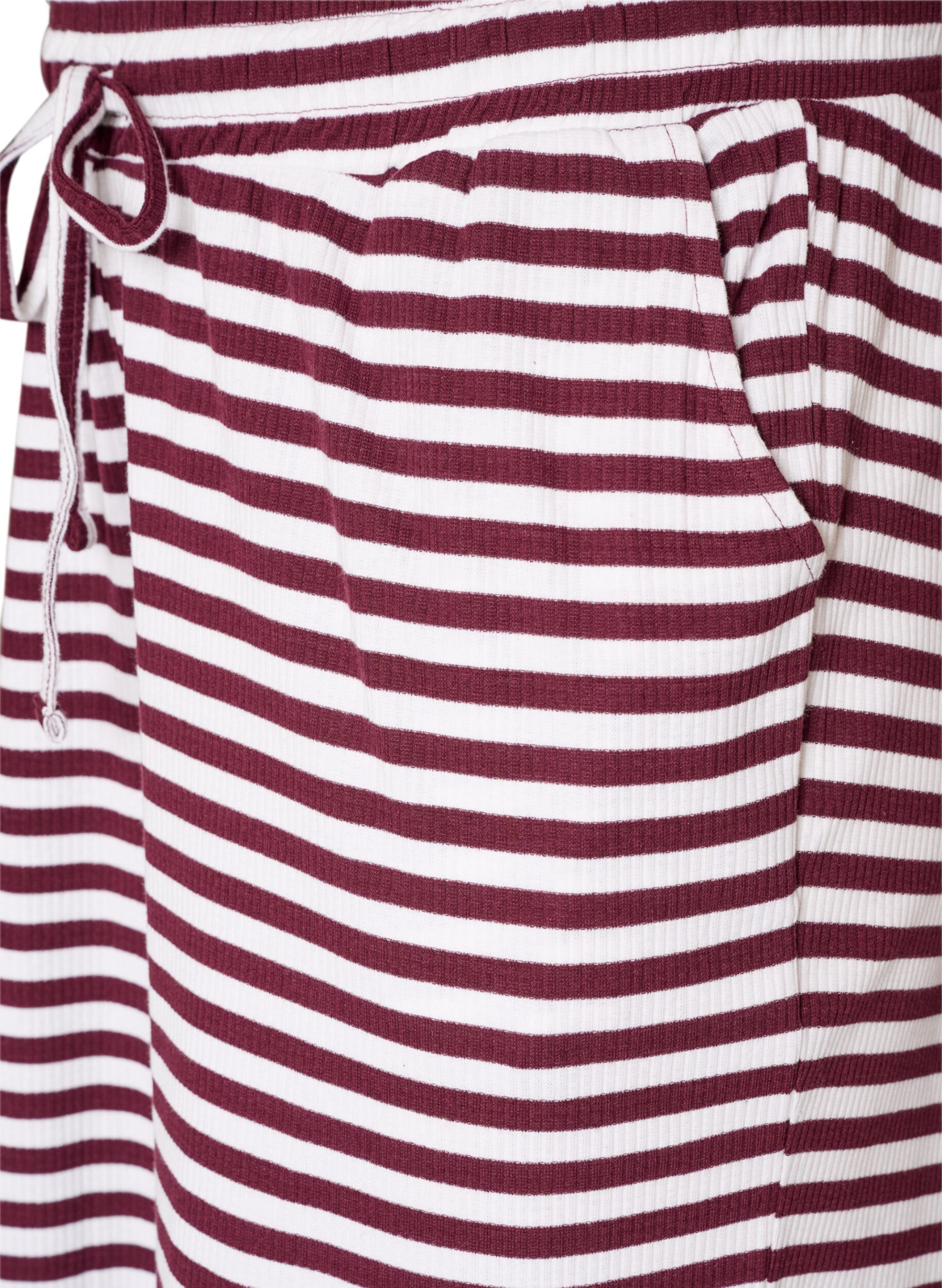 ZizziRaidalliset pyjamahousut korkealla vy&ouml;t&auml;r&ouml;ll&auml; ja leveill&auml; lahkeilla, Punainen, Packshot image number 2