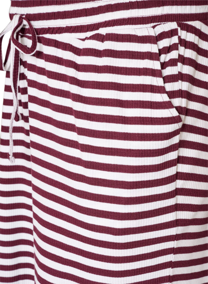 Raidalliset pyjamahousut korkealla vy&ouml;t&auml;r&ouml;ll&auml; ja leveill&auml; lahkeilla, Punainen, Packshot image number 2