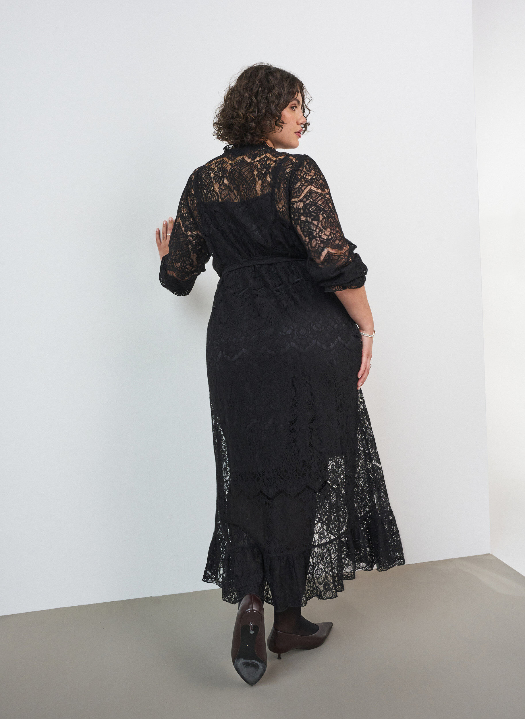 ZizziPitsimekko kietaisuhameella ja r&ouml;yhel&ouml;ill&auml;, Musta, Model image number 1