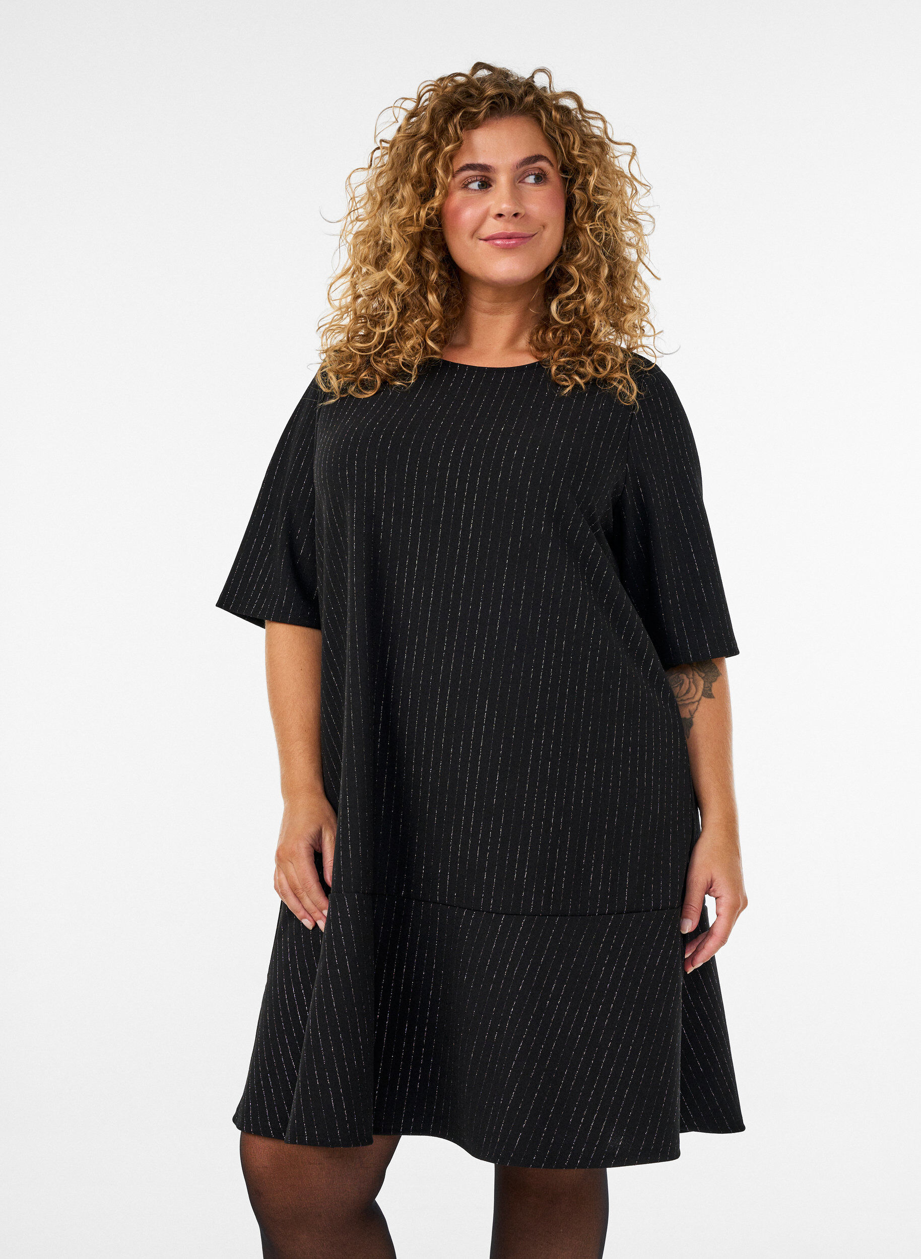 ZizziLyhyt A-linjainen mekko kimalteraidoilla, Musta, Model image number 0