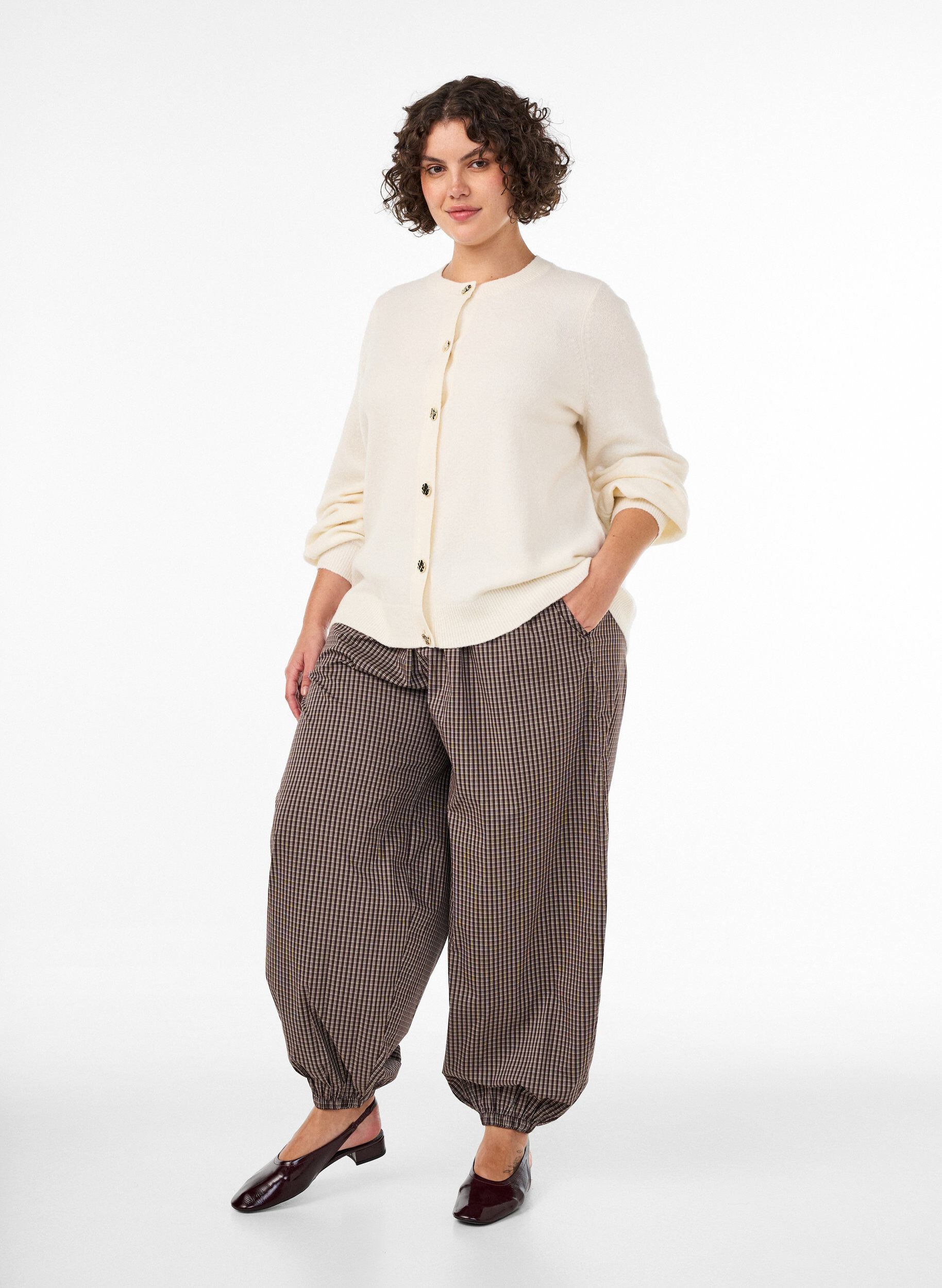 ZizziNeuletakki pehme&auml;st&auml; neuleesta kullanv&auml;risill&auml; napeilla, Vanilja, Model image number 1