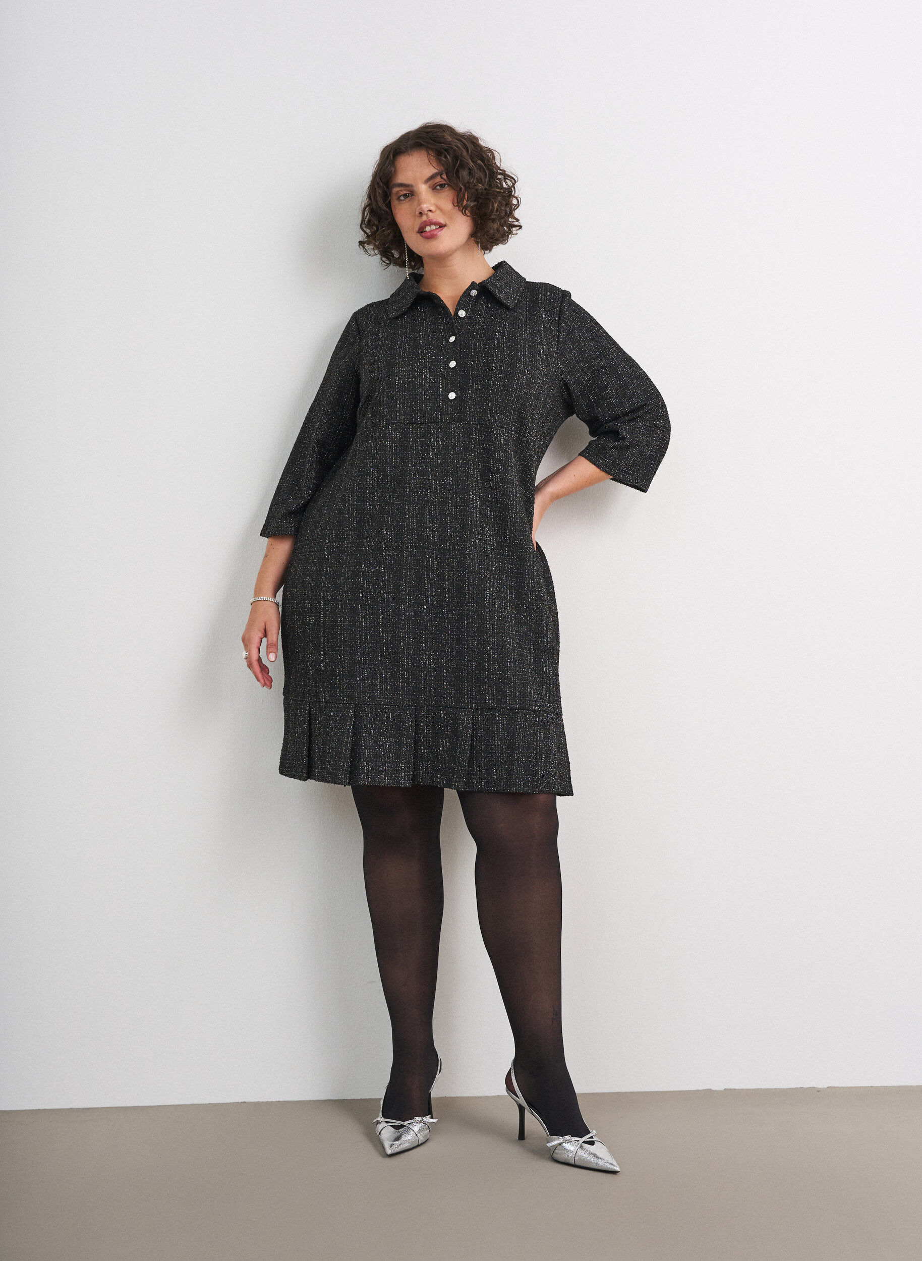 ZizziLyhyt boucl&eacute;-mekko koristeellisilla napeilla, Musta, Model image number 1