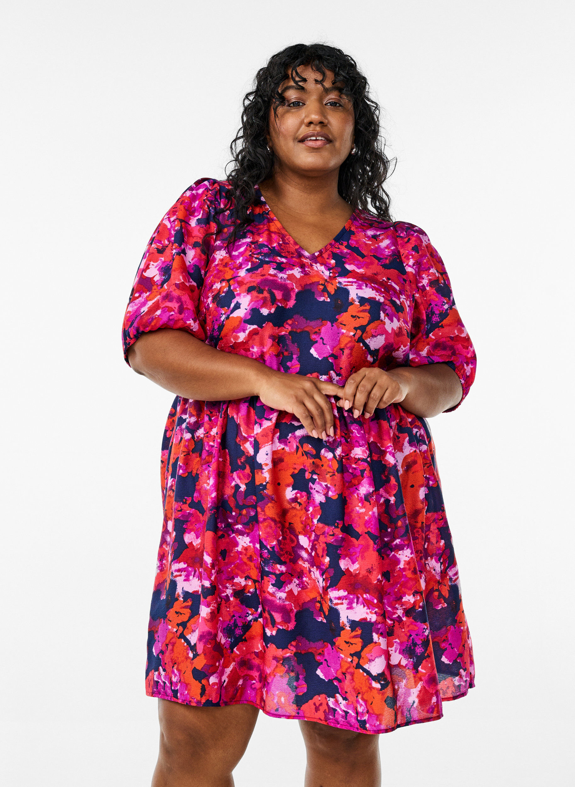 Lyhyt mekko, jossa on painokuvio ja V-kaula-aukko, Vaaleanpunainen, Model