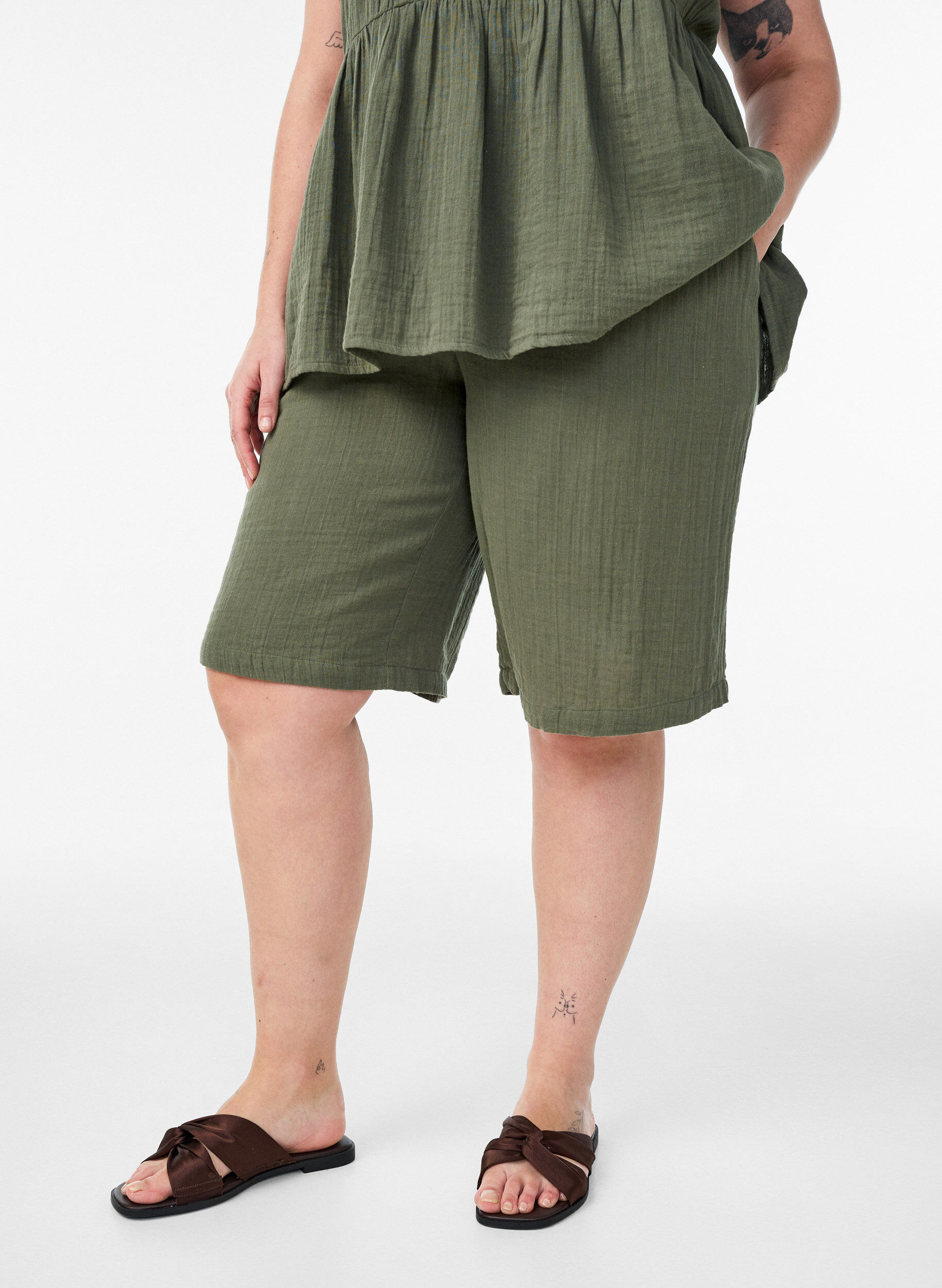 ZizziV&auml;lj&auml;sti istuvat puuvillamusliinishortsit korkealla vy&ouml;t&auml;r&ouml;ll&auml;, Vihre&auml;, Model image number 3