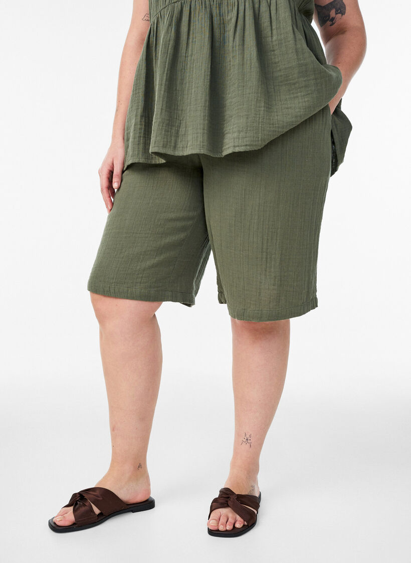 V&auml;lj&auml;sti istuvat puuvillamusliinishortsit korkealla vy&ouml;t&auml;r&ouml;ll&auml;, Vihre&auml;, Model image number 3