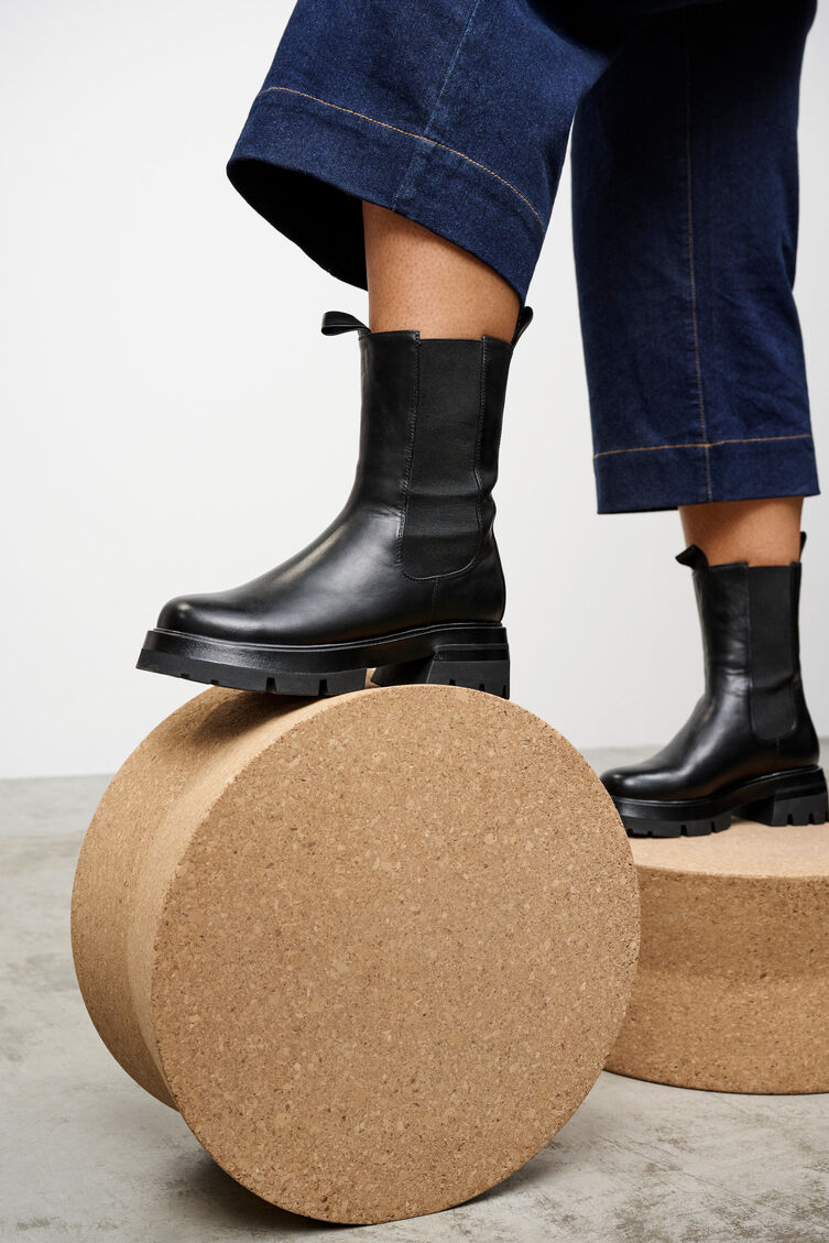 Wide fit -nahkanilkkurit kuminauhalla, Black, Model image number 1