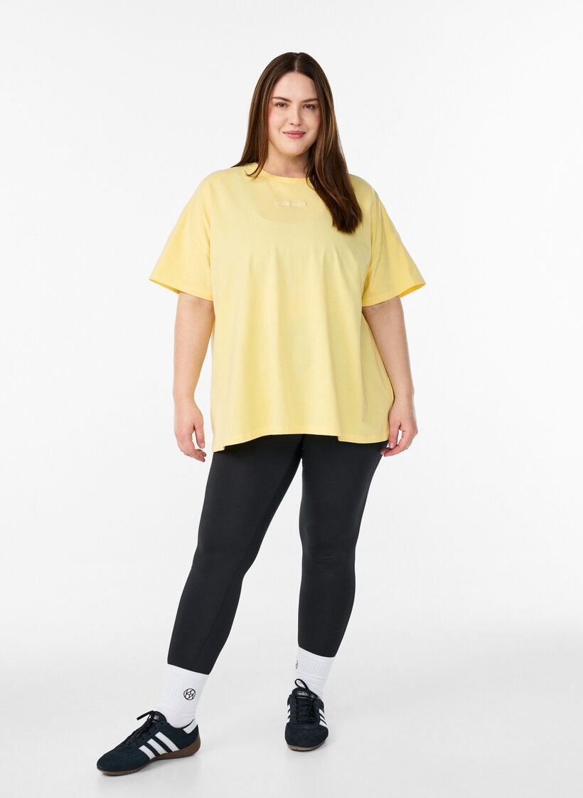 Luomupuuvillainen T-paita pienell&auml; etumotiivilla, Keltainen, Model image number 1