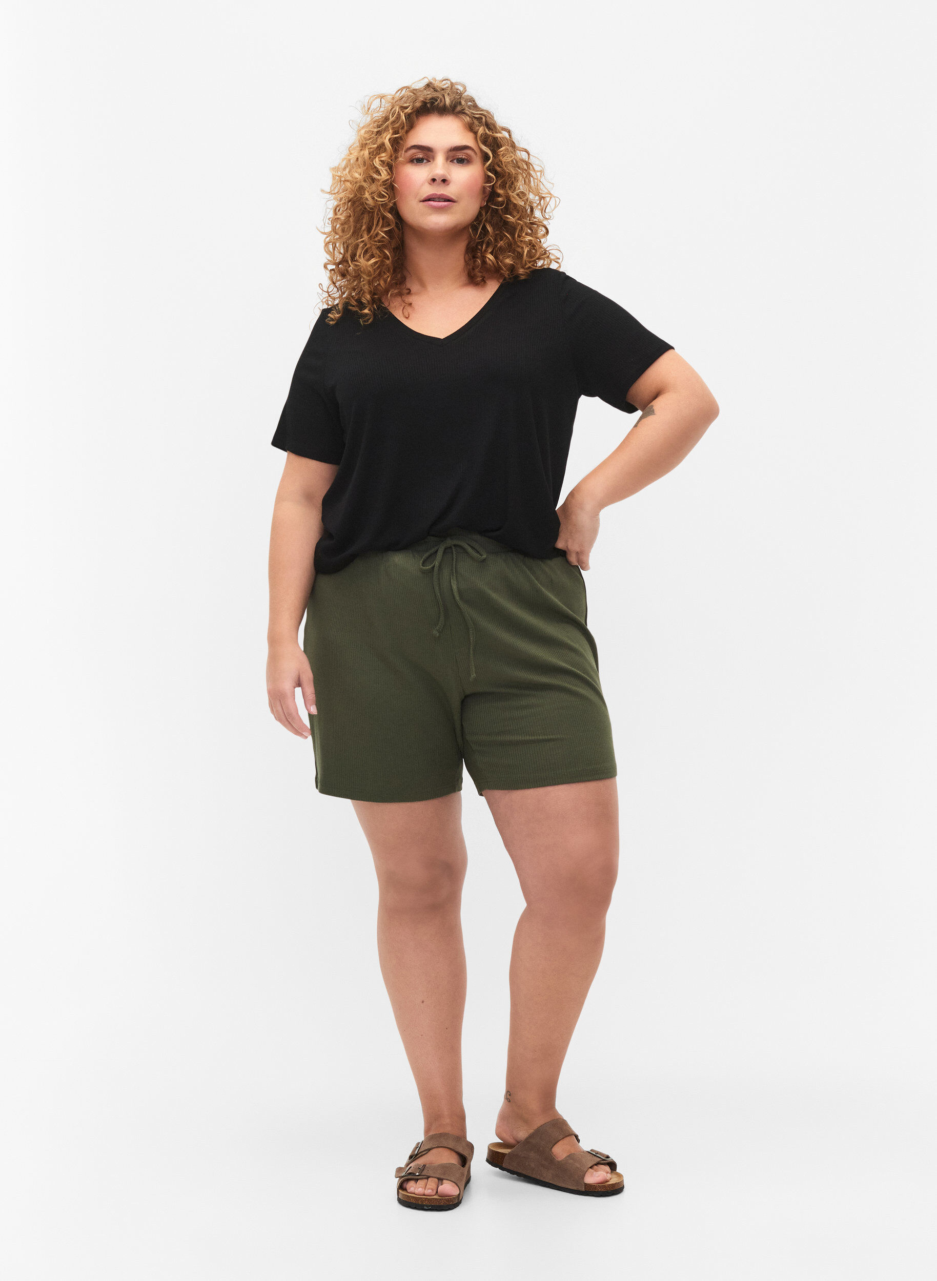 Zizzi Viskoosista valmistettu ribattu t-paita v-p&auml;&auml;ntiell&auml;, Black, Model image number 2