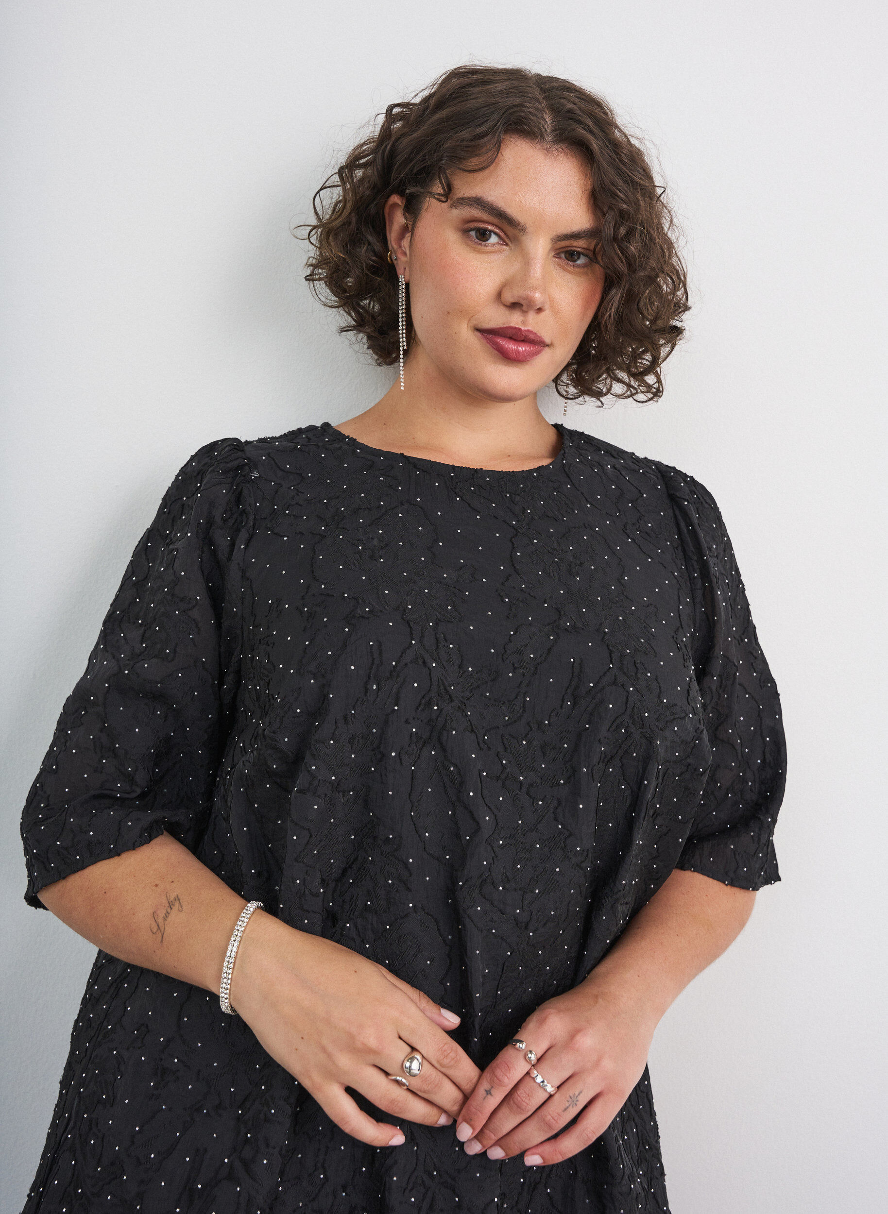 ZizziJacquard-mekko kimaltelevilla yksityiskohdilla ja pussihihoilla, Musta, Model image number 3