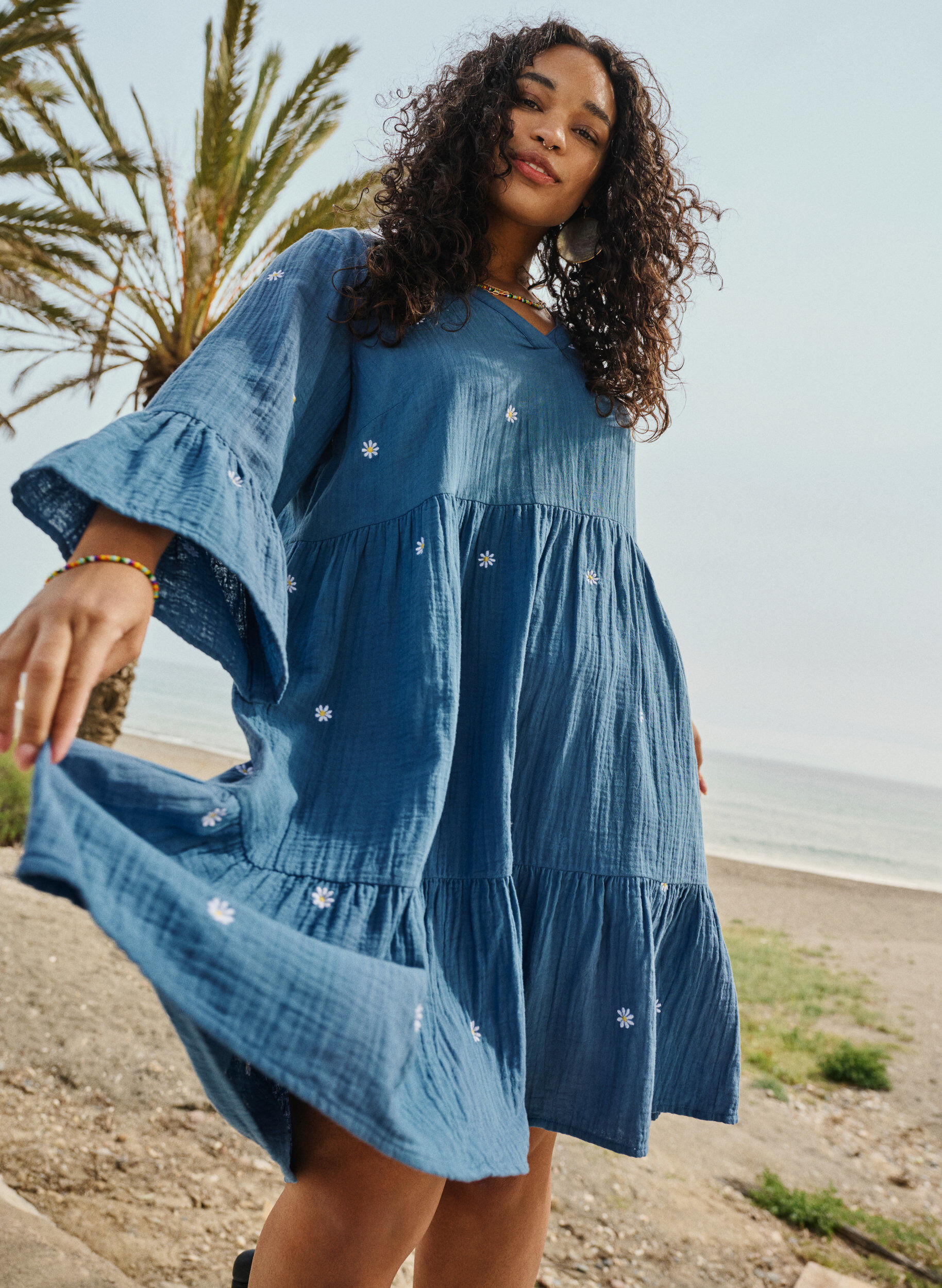 Zizzi Pehme&auml; puuvillamekko kirjailluilla kukilla, Blue Horizon Daisy, Image image number 0