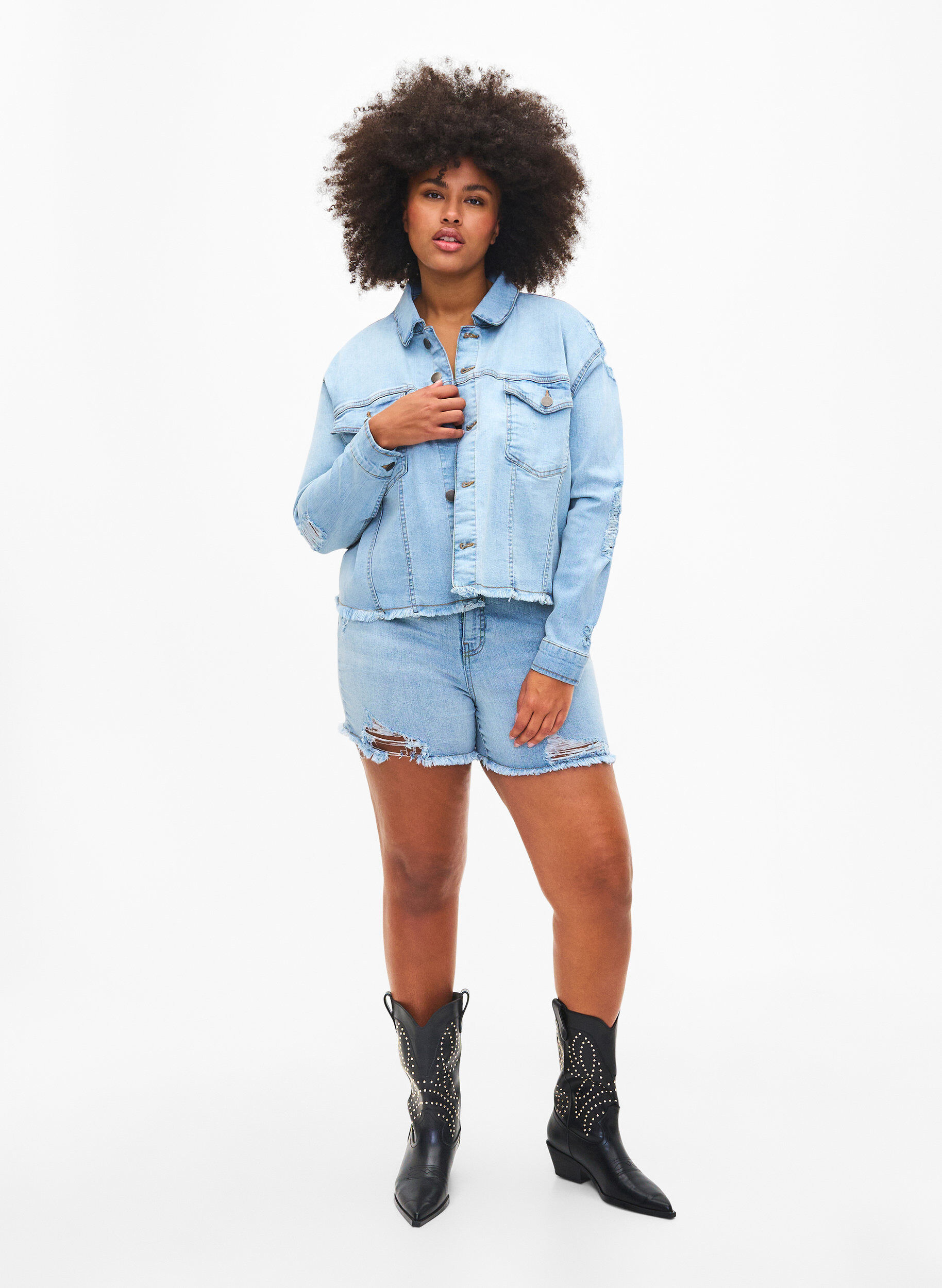 Zizzi Lyhyt farkkutakki, jossa on kulutettuja yksityiskohtia, Light Blue Denim, Model image number 2
