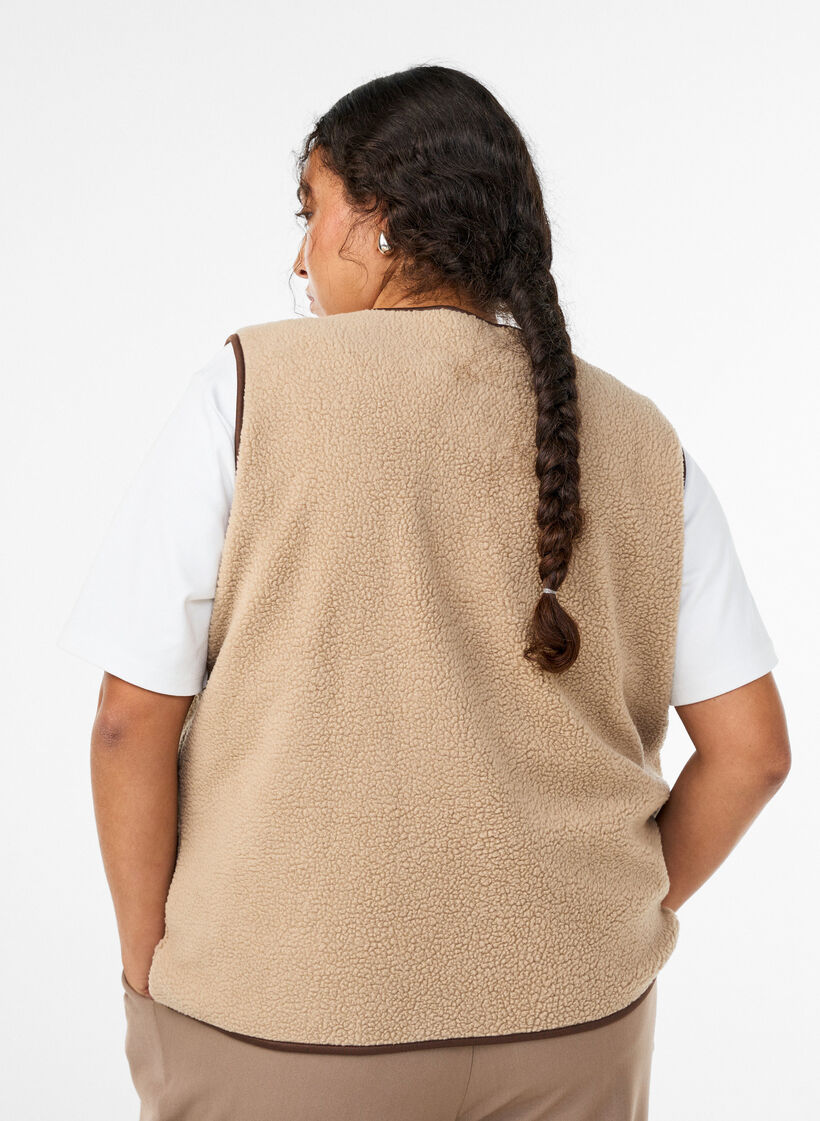 Teddykankainen liivi kontrastireunuksilla, Beige, Model image number 2