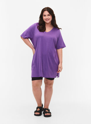 Yksivärinen oversize t-paita v-pääntiellä, Deep Lavender, Model image number 2