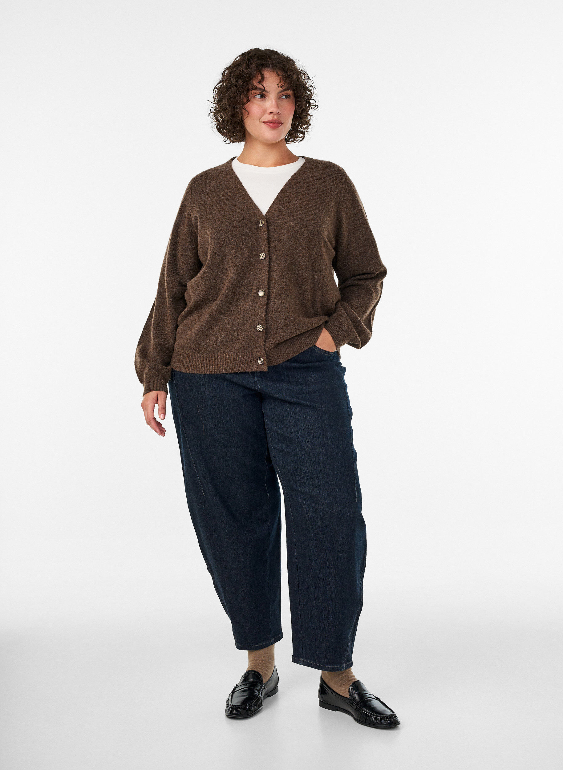 ZizziNeuletakki koristeellisilla napeilla ja V-p&auml;&auml;ntiell&auml;, Ruskea, Model image number 1