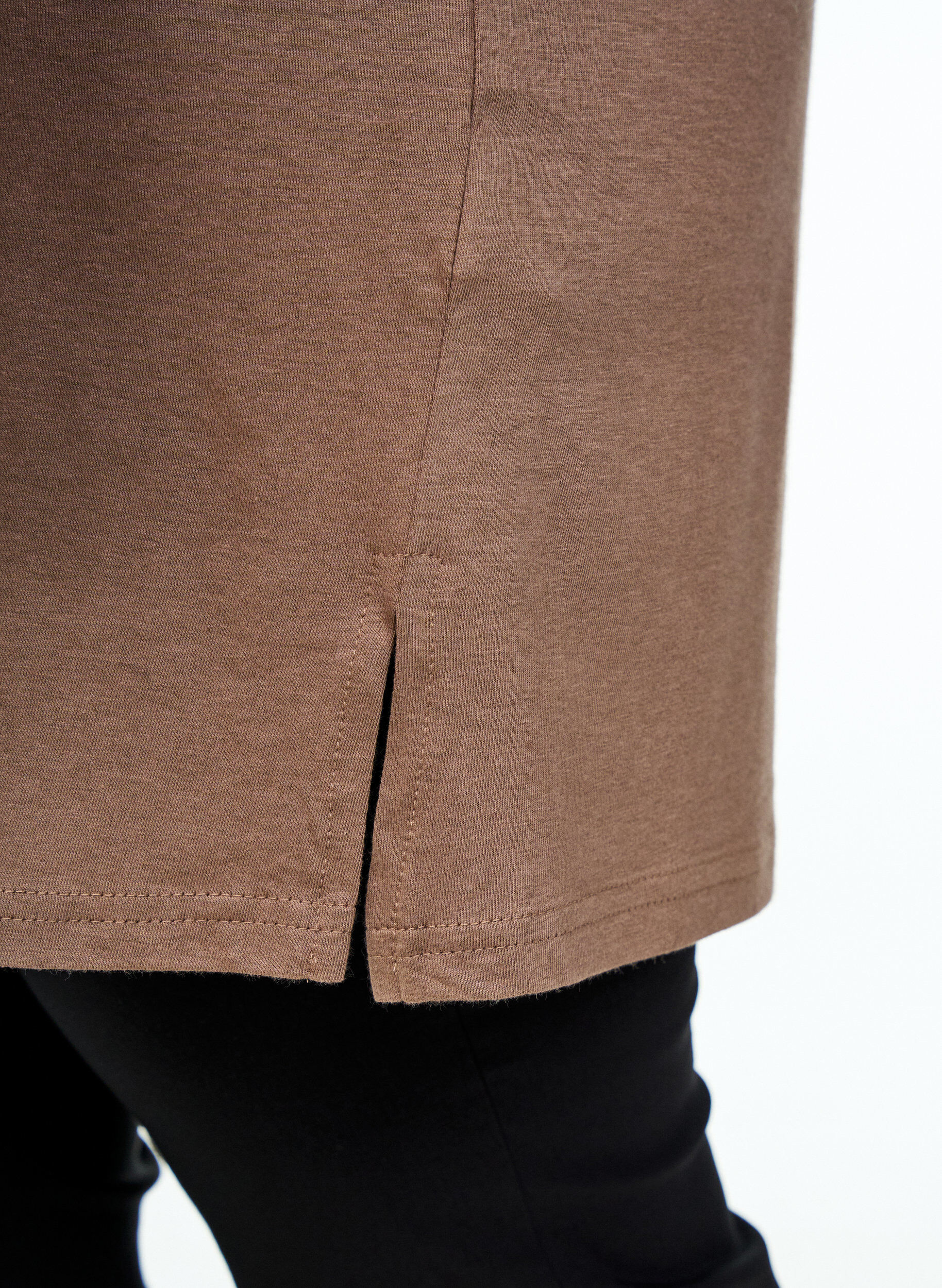 Zizzi Yksiv&auml;rinen oversize t-paita v-p&auml;&auml;ntiell&auml;, Ruskea, Model image number 3